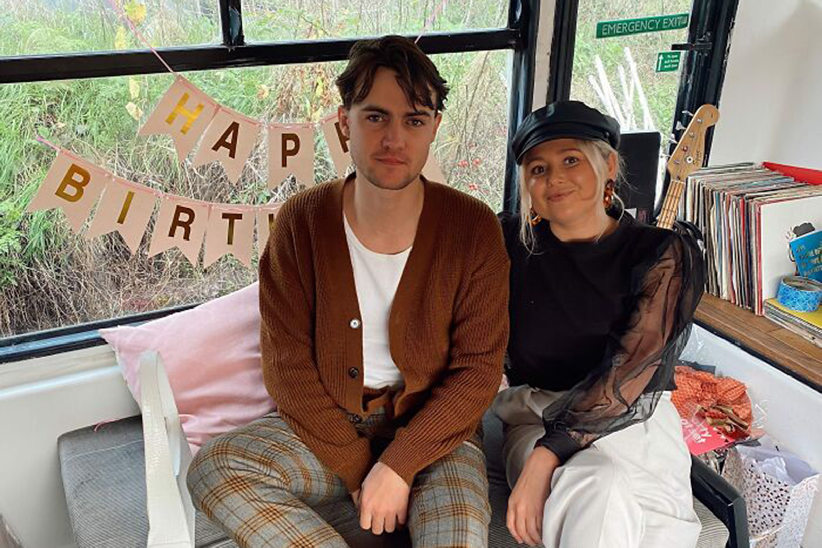 Par koji zivi u autobusu