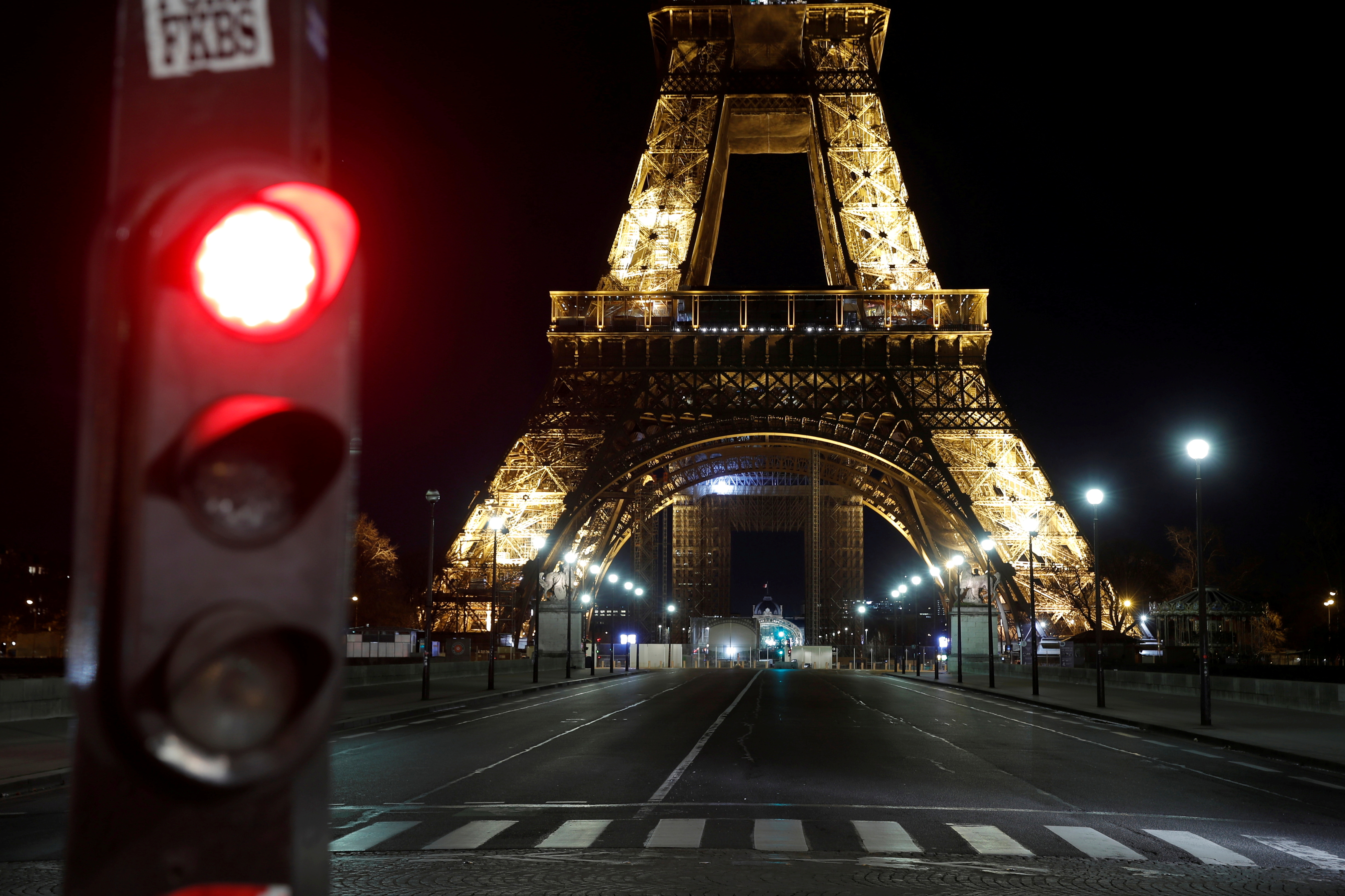francuska France enforces 6 p.m. curfew to stem the spread of the COVID-19, in Paris