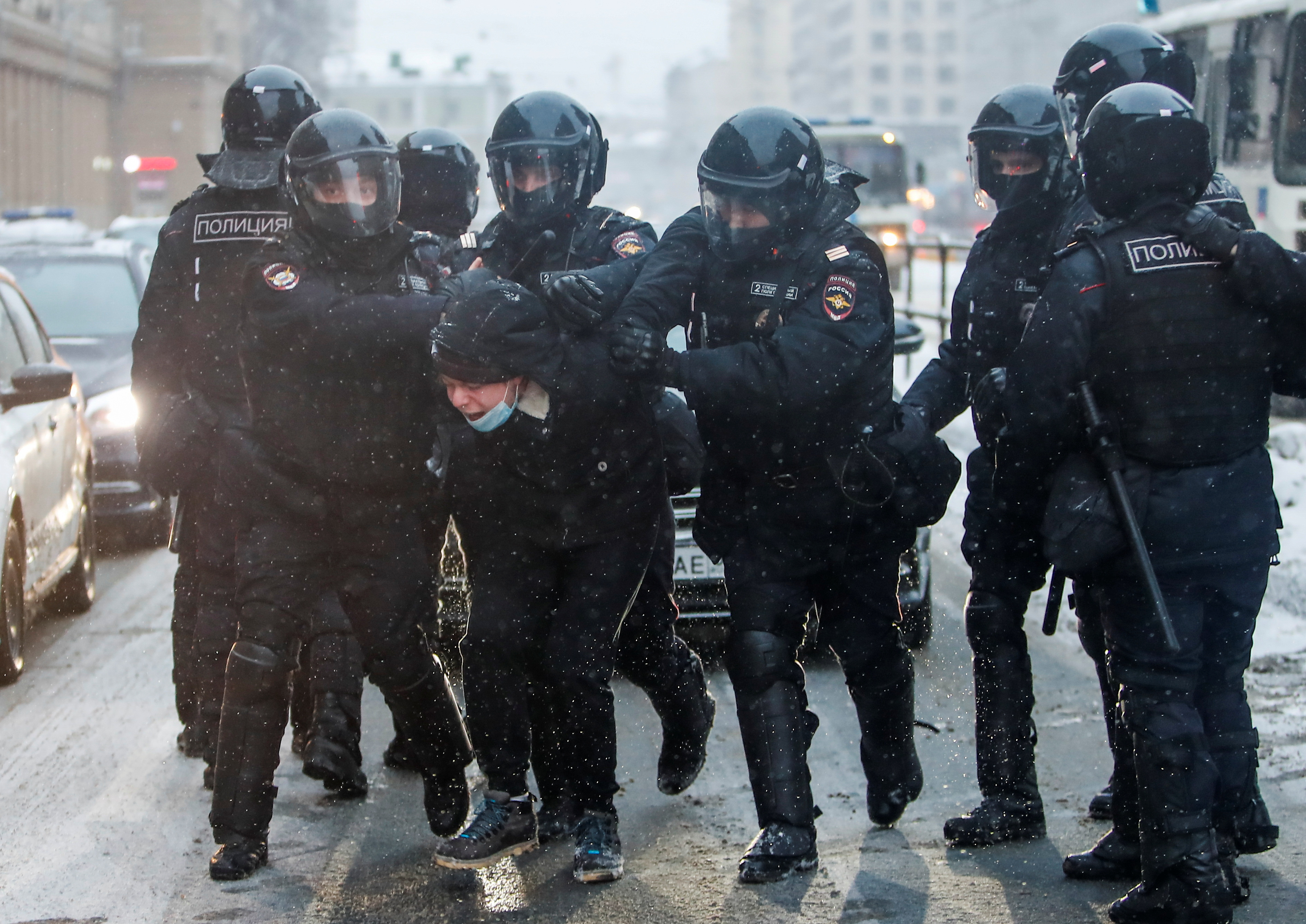 Law enforcement officers detain a protestor during a rally in support of jailed Russian opposition leader Alexei Navalny in Moscow, Russia January 31, 2021. REUTERS/Maxim Shemetov