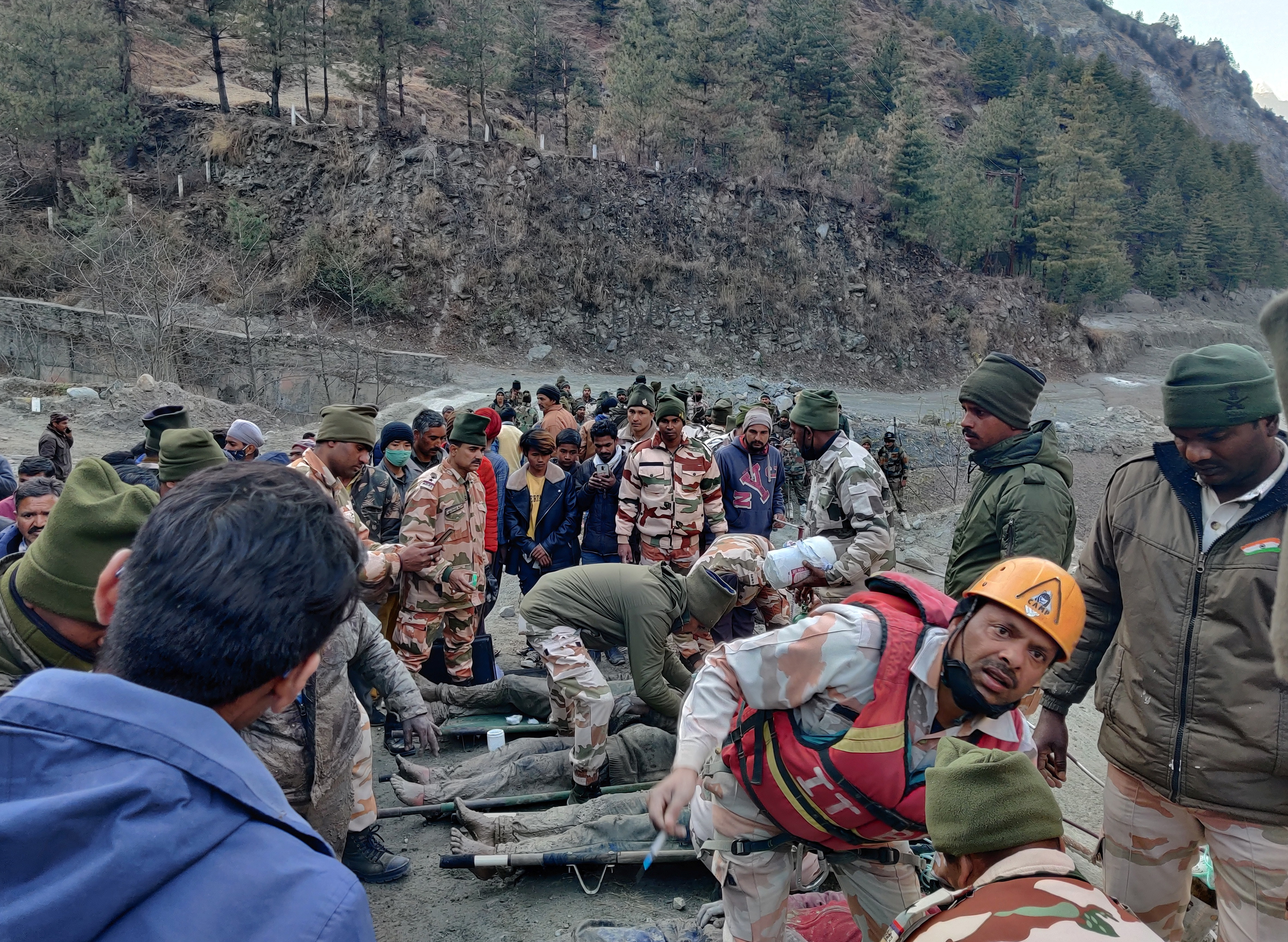 Obrušavanje glečera Indija, Members of Indo-Tibetan Border Police tend to people rescued after a Himalayan glacier broke and swept away a small hydroelectric dam, in Chormi