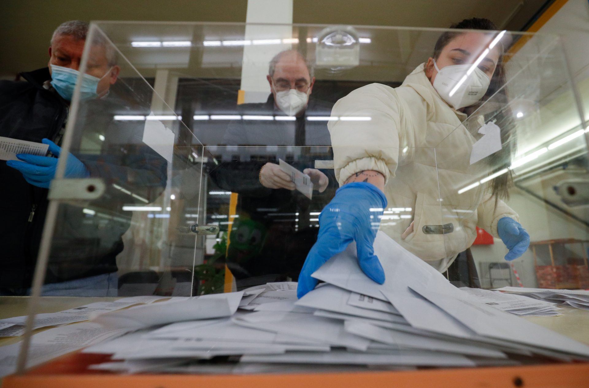 Electoral workers count ballots at a polling station during regional election in Catalonia, amid the outbreak of the coronavirus disease (COVID-19), in Barcelona, Spain, February 14, 2021. REUTERS/Albert Gea
