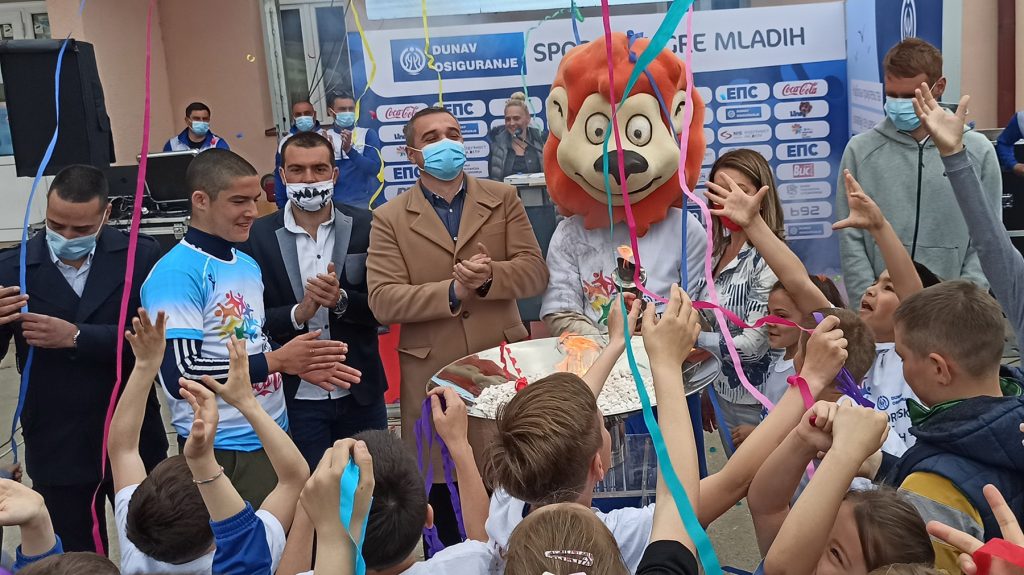 deca se uzelela Sportskih igara mladih - detalj sa otvaranja u Arilju - foto SIM Srbije