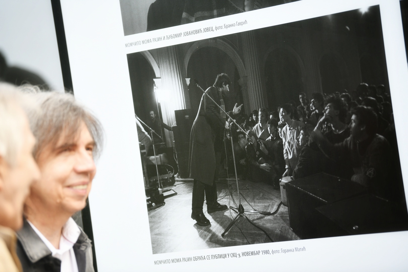 1622550264-60a-Momcilo-Rajin-obraca-se-publici-u-SKC-u-1980-Izlozba-Novi-talas-u-Beogradu-PAKET-ARANZMAN-na-Kalemegdanu-foto-Vesna-Lalic-Nova.rs-88.jpeg