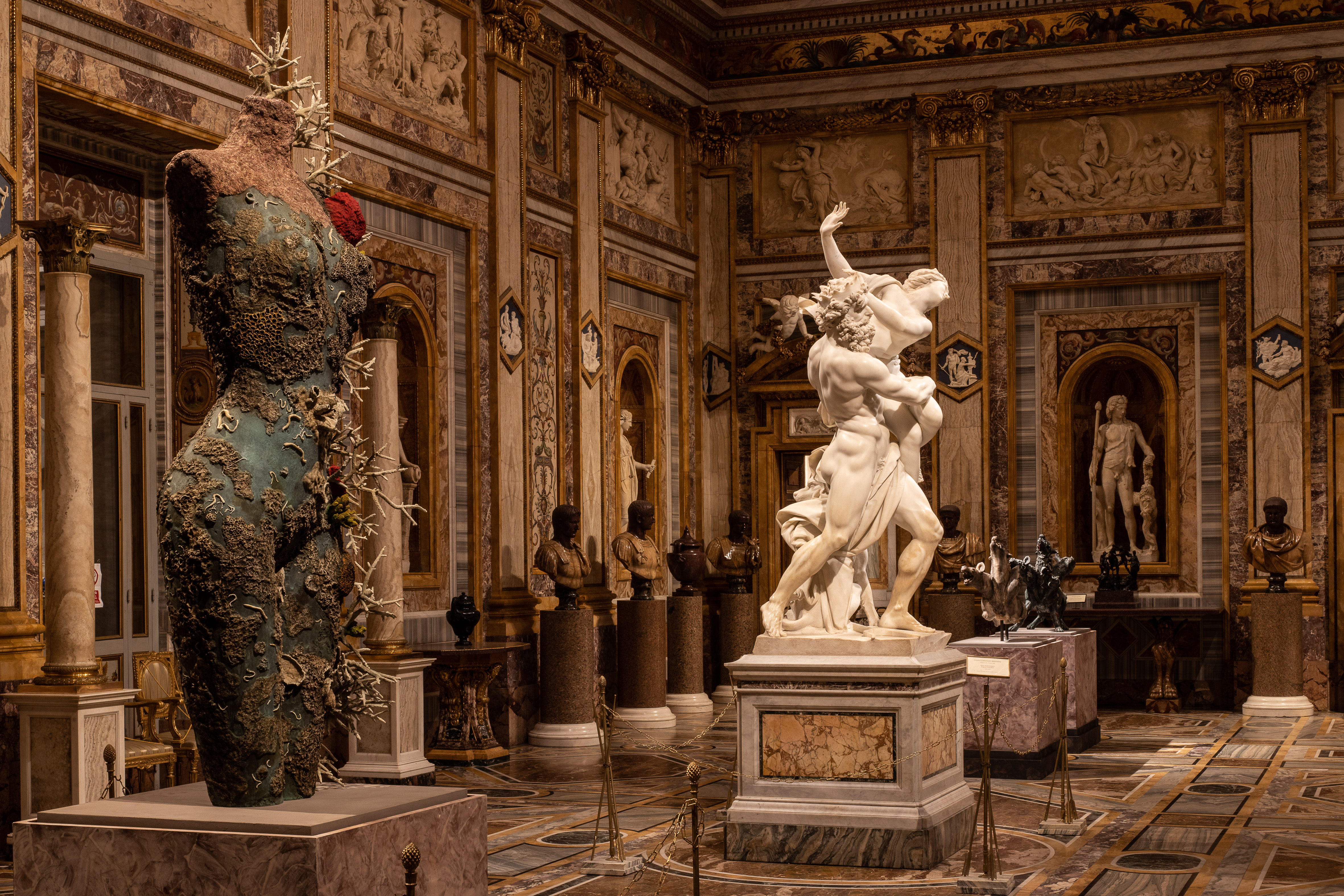 4. Dejmijen Herst, Grčki akt, 2013 (levo) i Đanlorenco Bernini, Otmica Persefone, 1621-22 (desno)