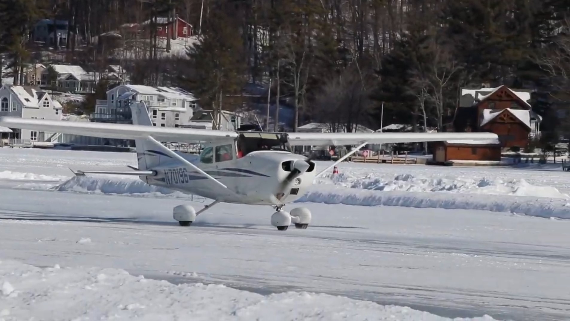 Zaleđeno jezero, zaledjeno jezero, sletanje aviona Foto: Printsceen/YouTube/Pilot SpOB