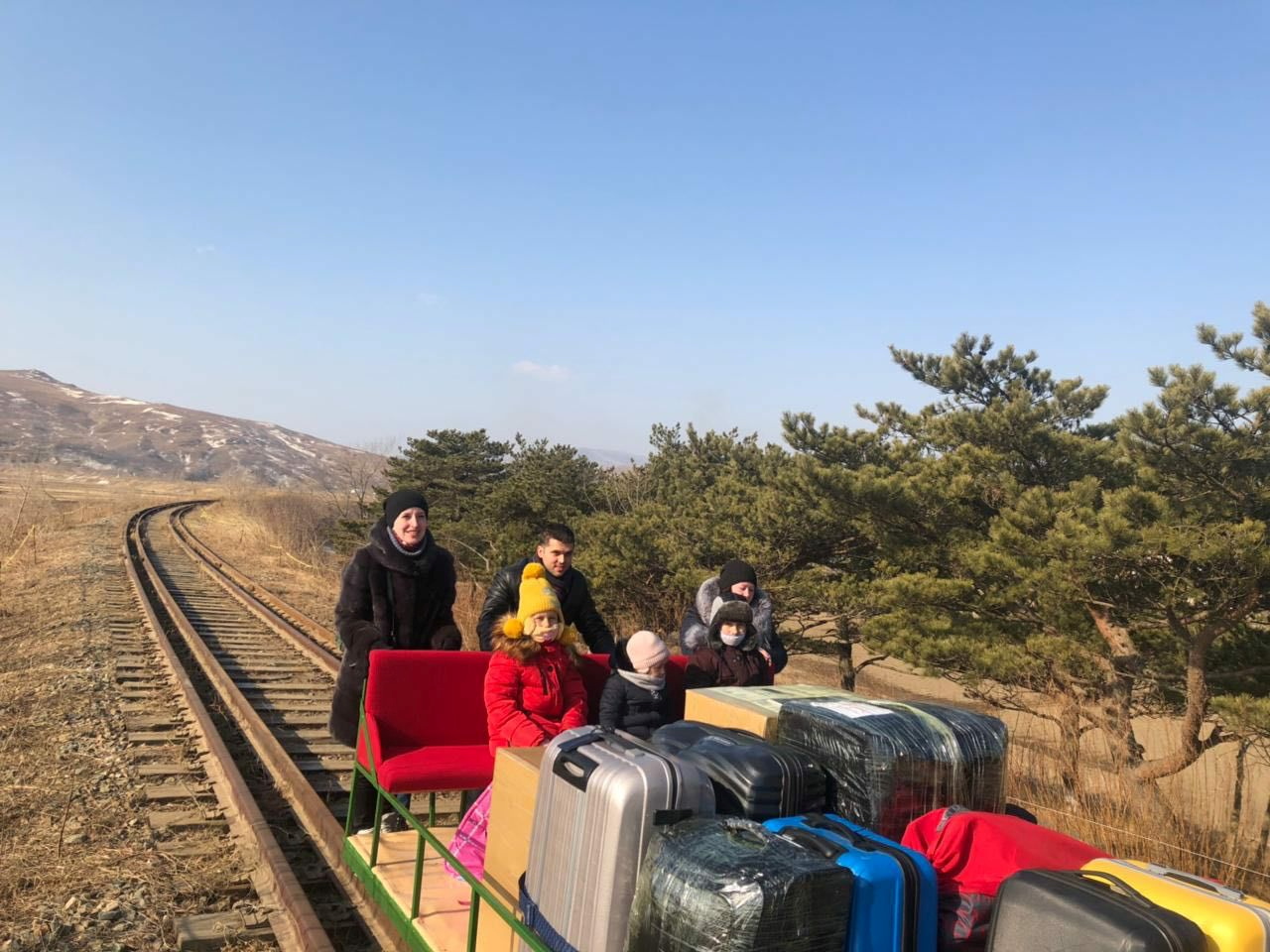Ruske diplomate, Severna Koreja, Russian diplomats use a hand-pushed rail trolley while crossing the demarcation line between North Korea and Russia