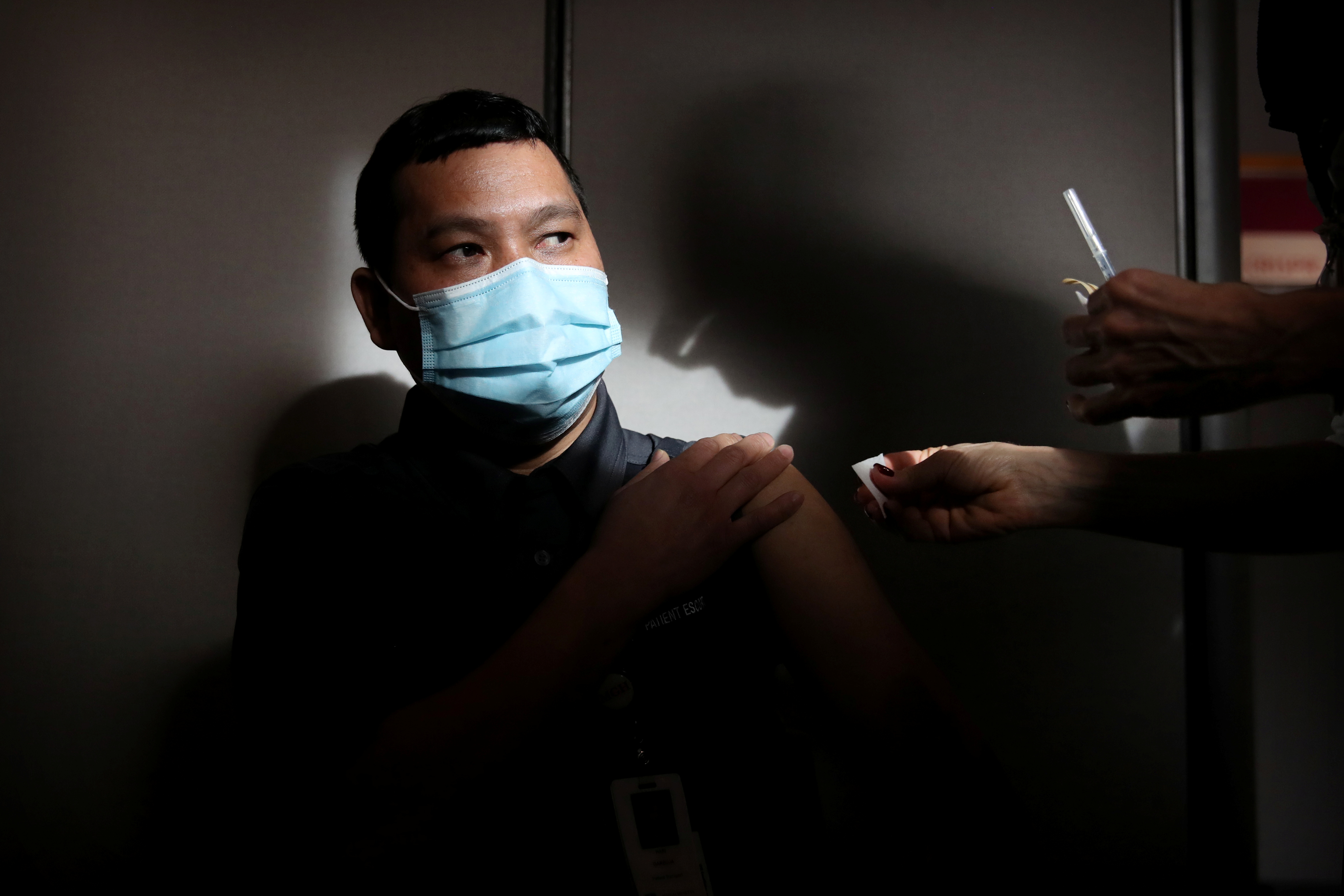 Koronavirus Indonezija, COVID-19 vaccines are administered at Boston Medical Center in Boston