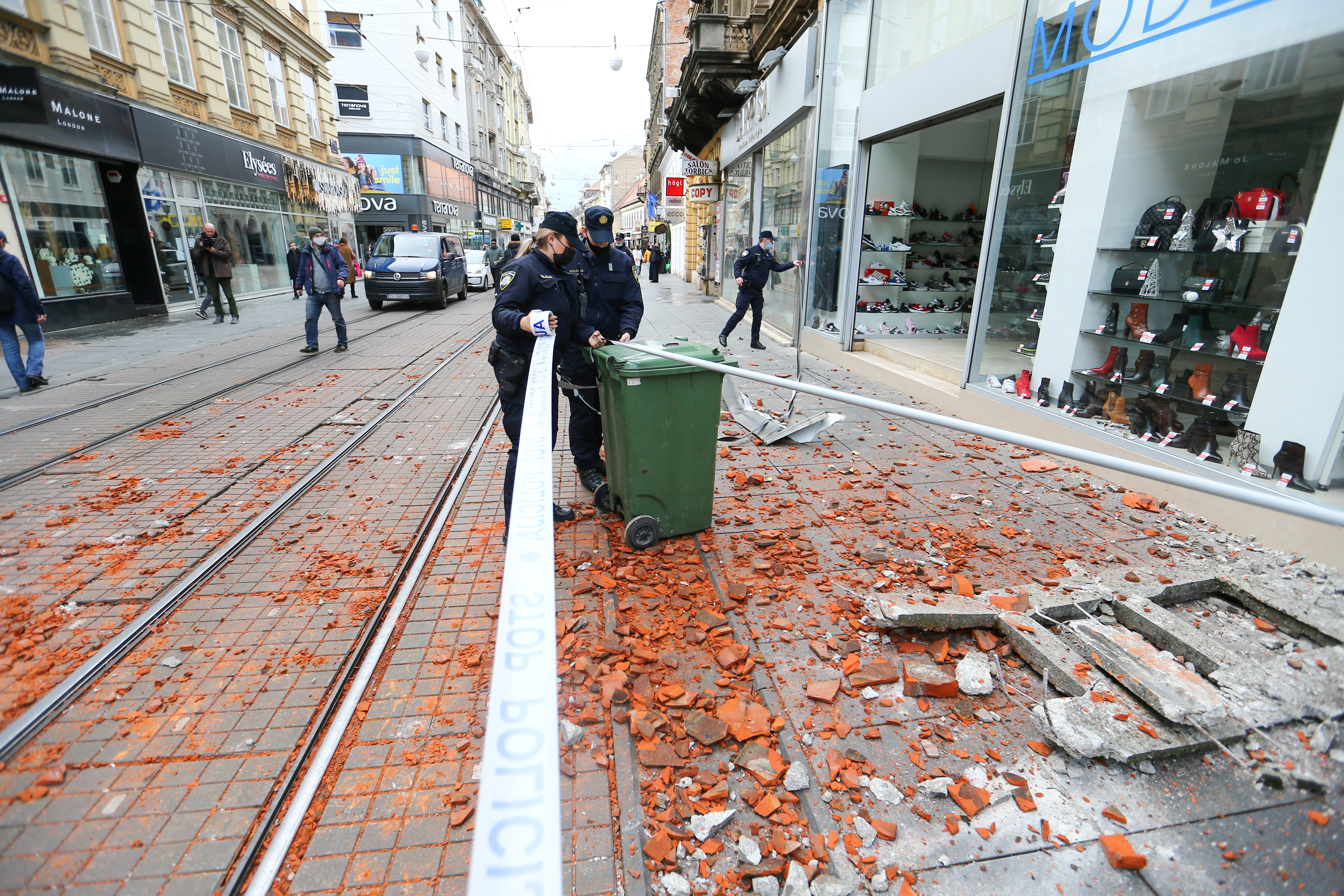 zemljotres, Police officers secure the area after an earthquake, in Zagreb, Croatia December 29, 2020. REUTERS/Antonio Bronic