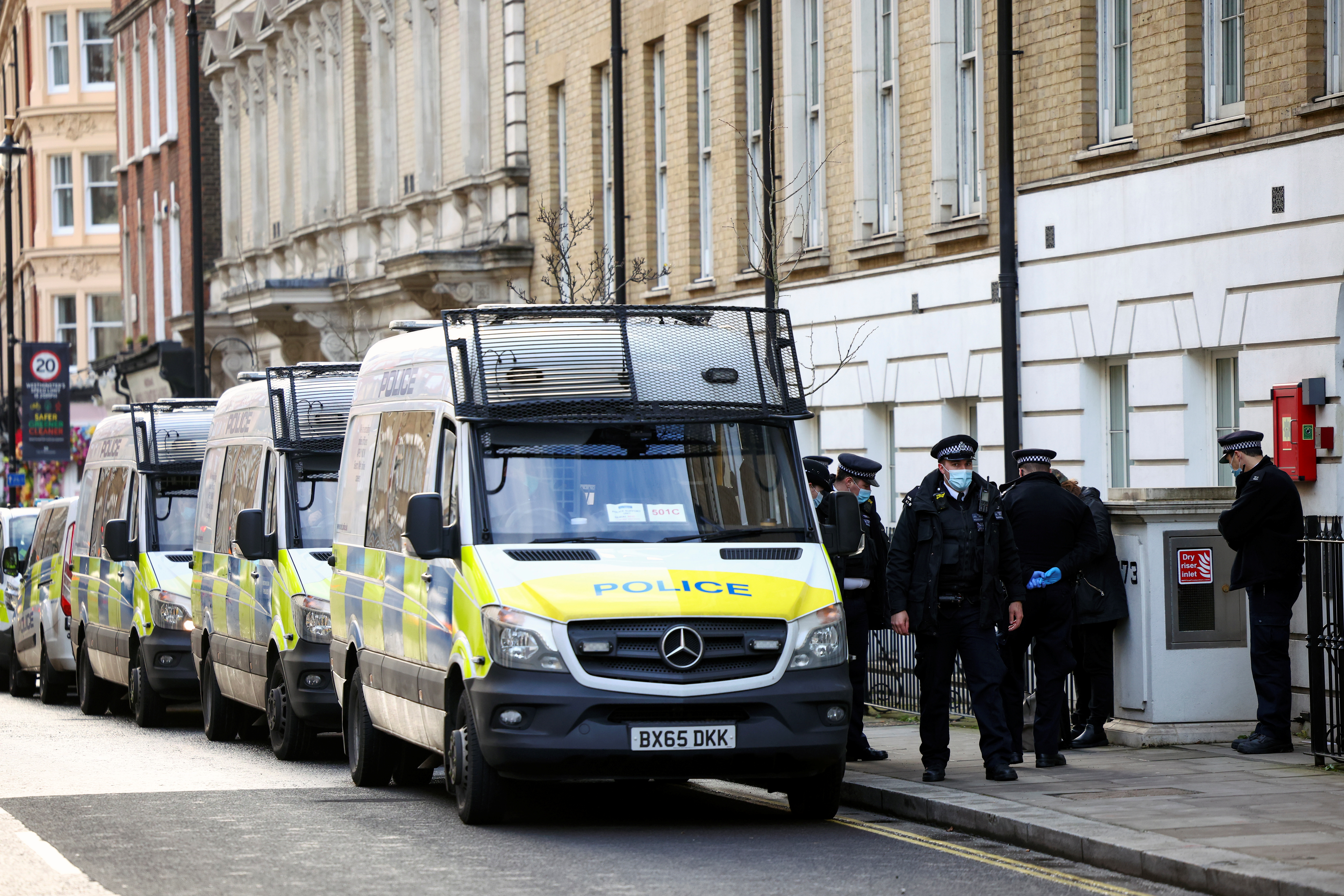 London, policija
Police cars are seen parked after a court denied bail to WikiLeaks founder Julian Assange, outside the Westminster Magistrates Court in London, Britain January 6, 2021. REUTERS/Henry Nicholls