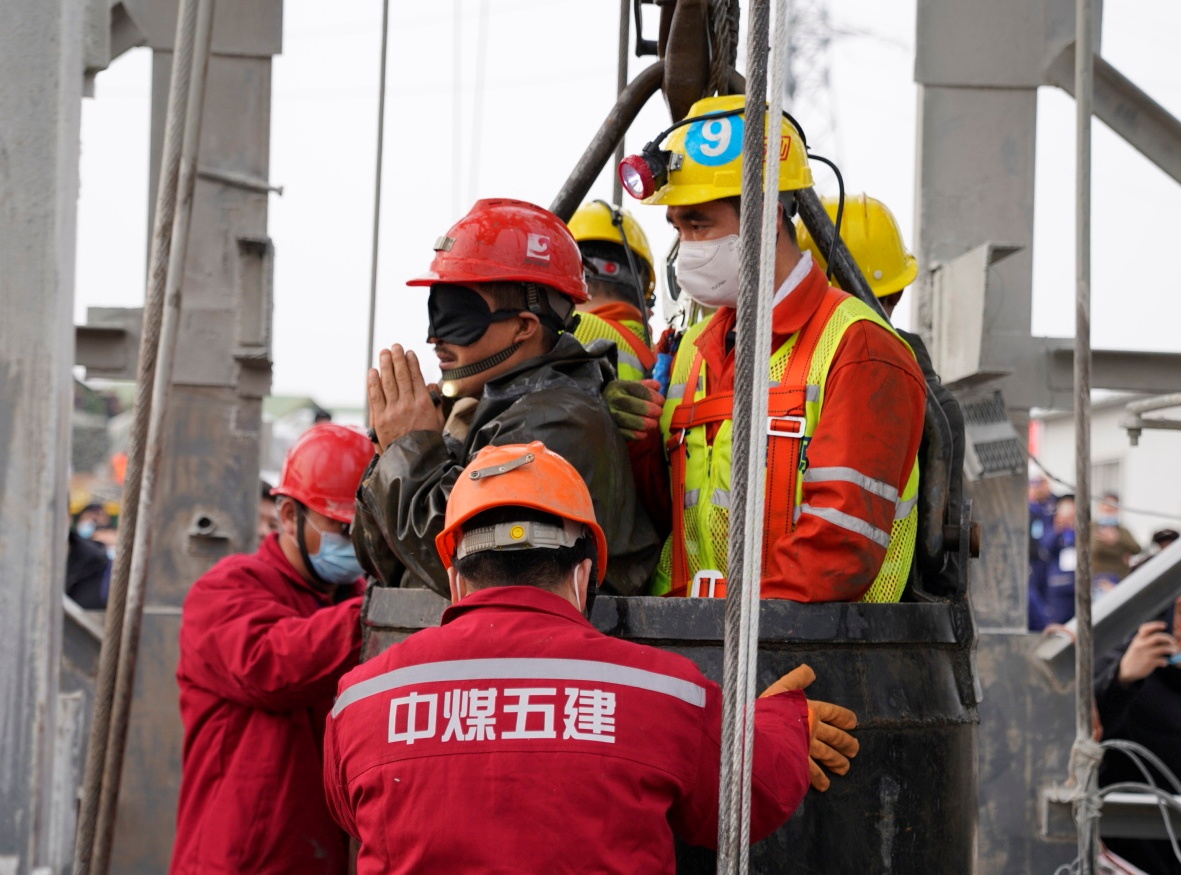 Kina, rudari,Rescue workers help a miner at the Hushan gold mine after explosion in Qixia, Shandong