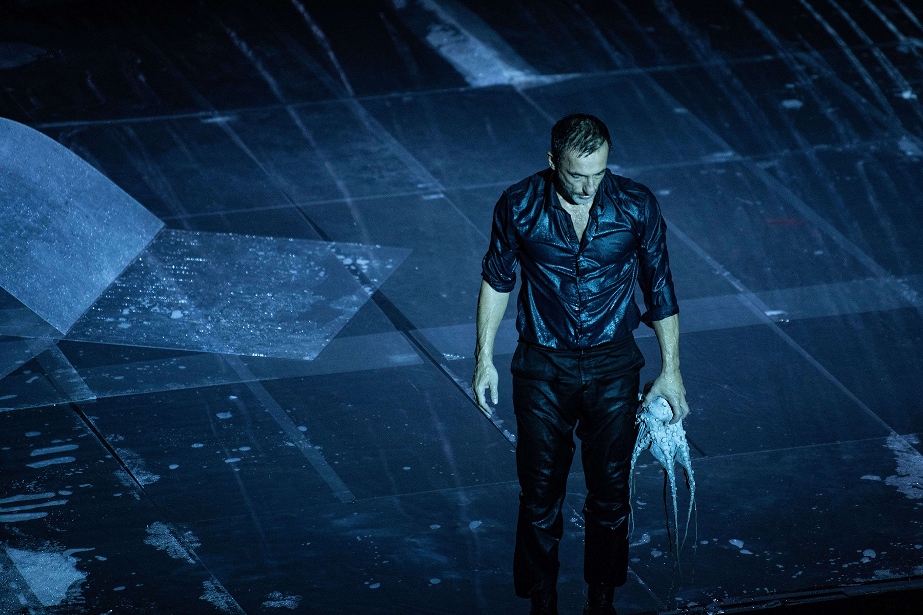 1618656777-INK-2020_Dimitris-Papaioannou_Torino_photo-©Julian-Mommert_20200920_JCM_9635.jpg