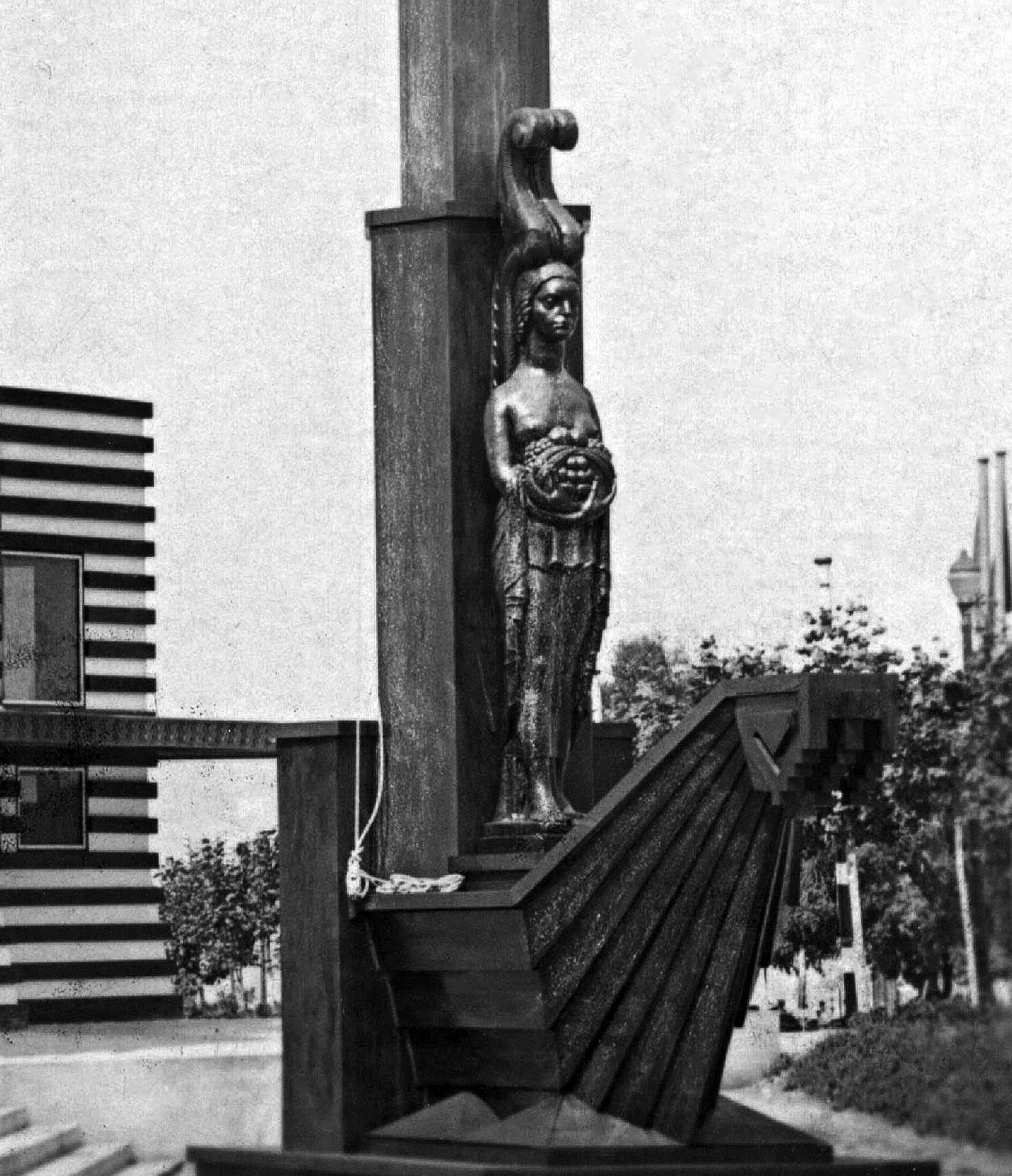 Paviljon Dragiša Brašovan, Skulptura vajara Tome Rosandića Anđeo plodnosti ispred Paviljona