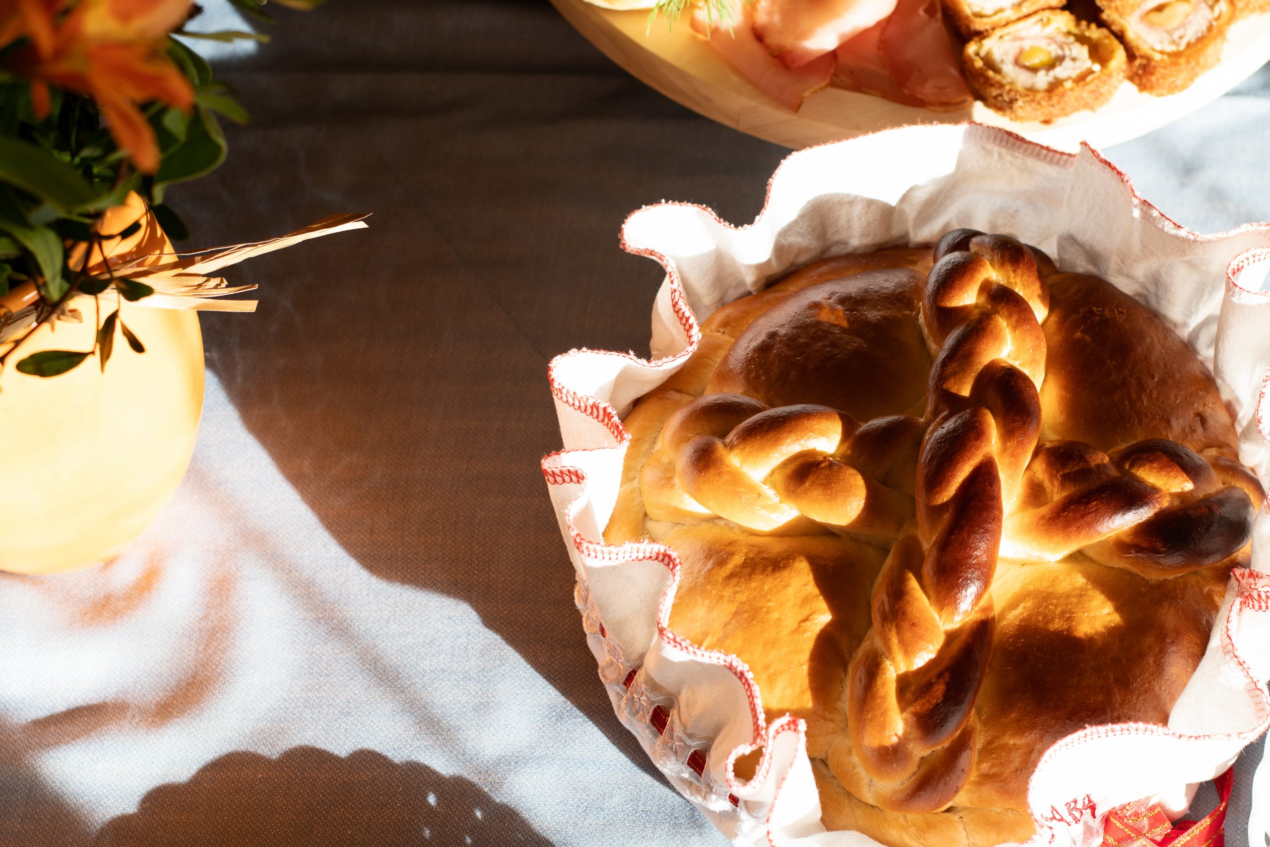 8.12. (b) Slavska pogaca stock-photo-serbian-traditional-table-setting-for-orthodox-holidays-decorated-bread-wrapped-in-a-decorative-1983495773
