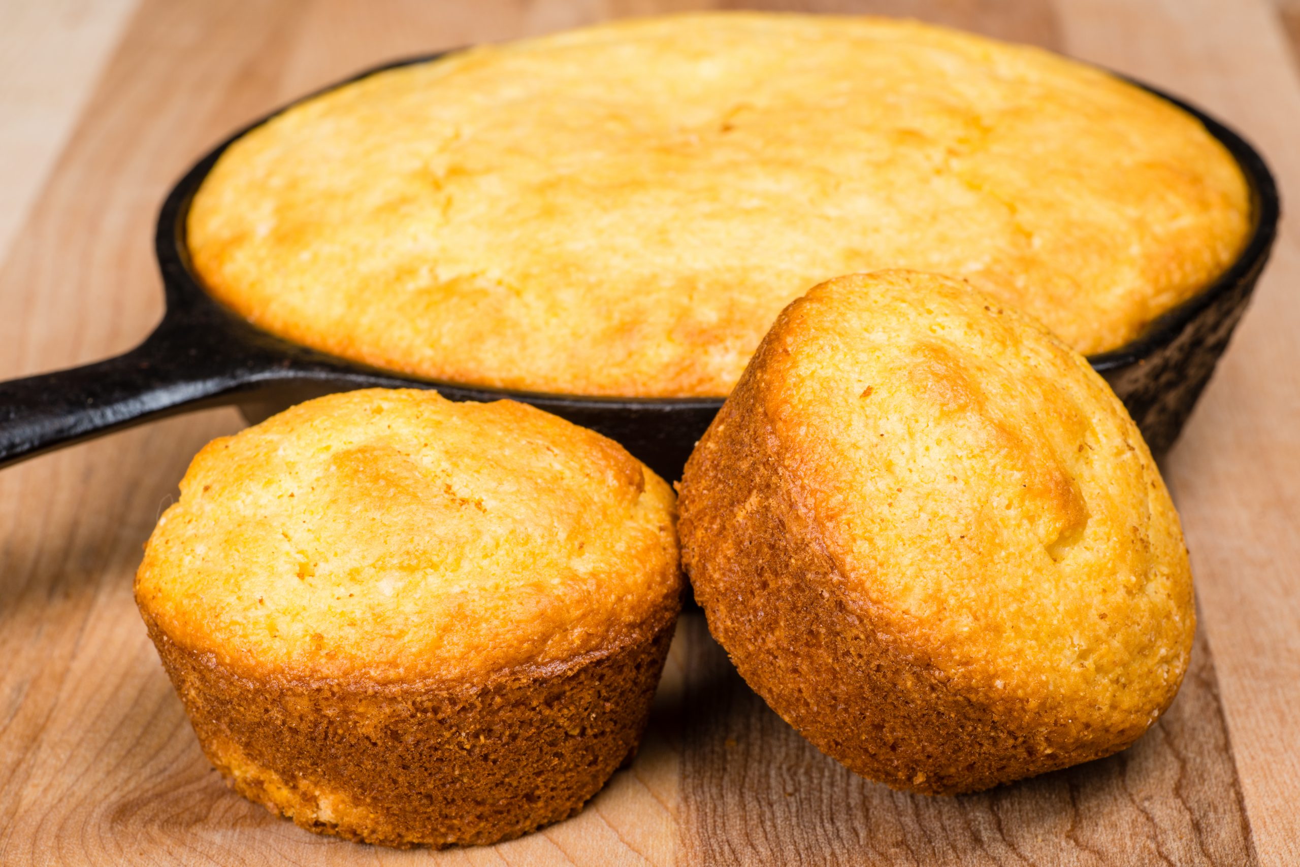 11.11. (b) Projica stock-photo-cornbread-muffins-and-cornbread-pone-in-an-iron-skillet-191050298 Majstor amater