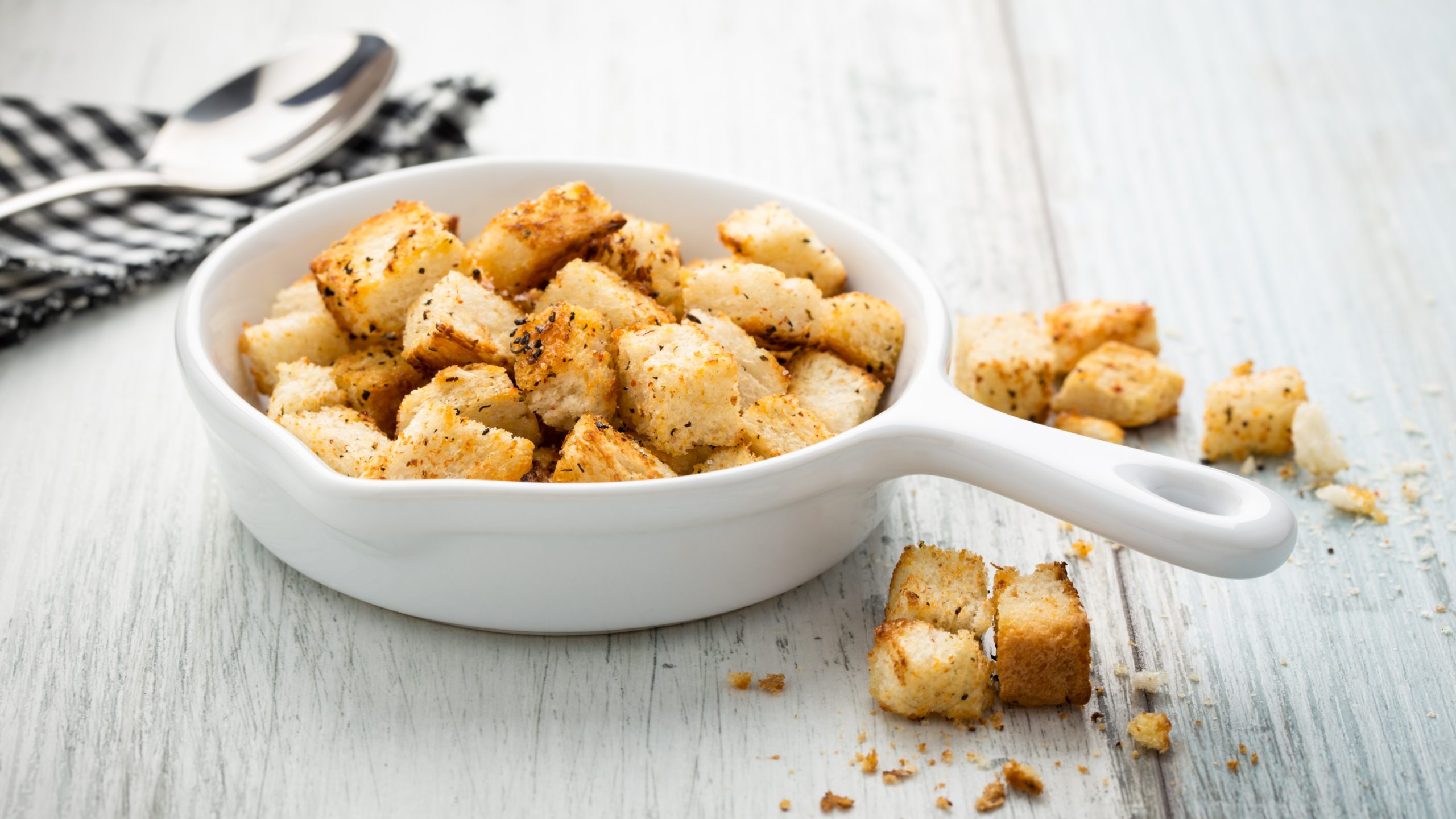 14.11. (c) krutoni stock-photo-homemade-crunchy-croutons-flavored-with-fresh-herbs-270037808 Majstor amater