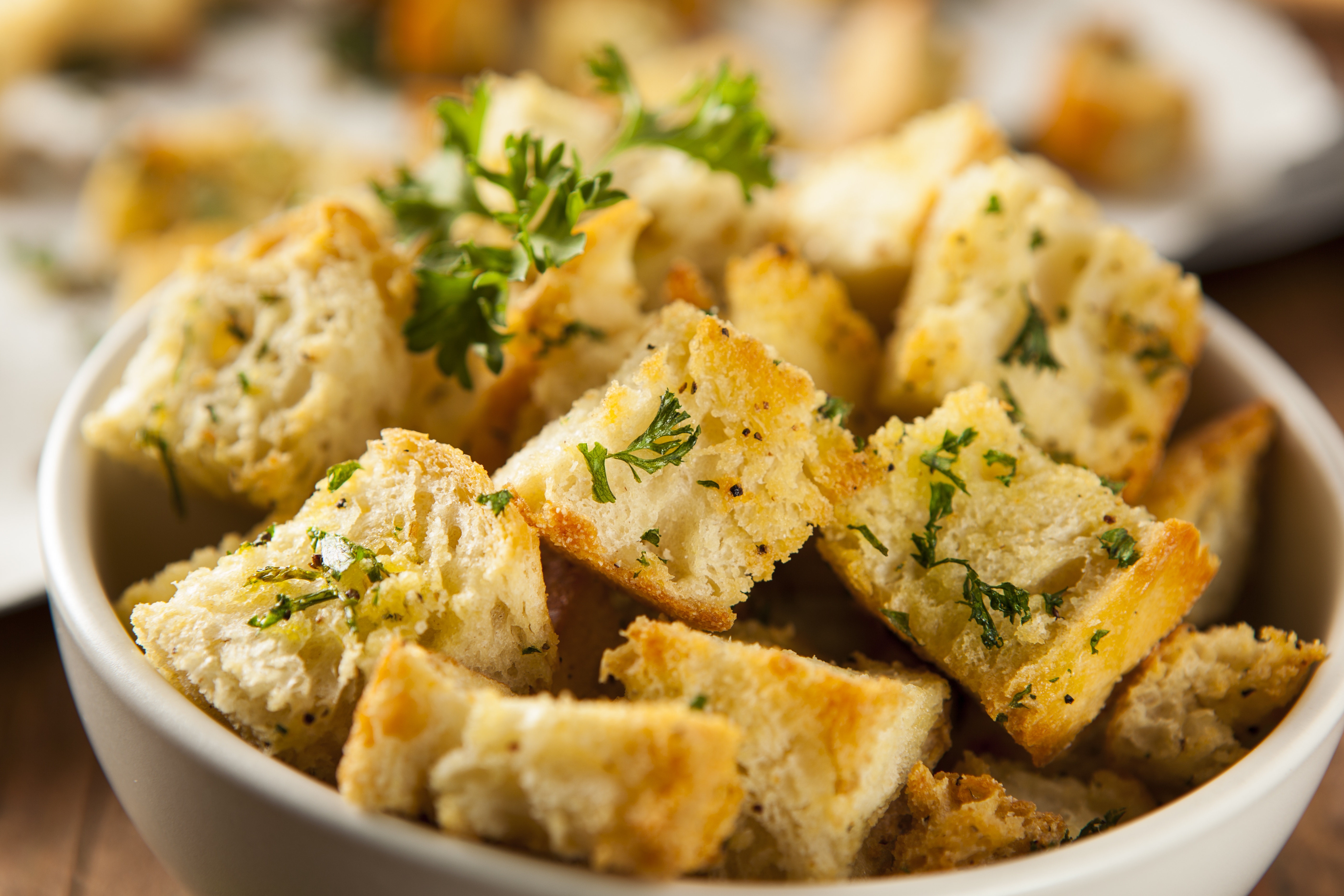 14.11. (a) krutoni stock-photo-fresh-homemade-french-croutons-with-seasoning-and-parsley-246281872 Majstor amater