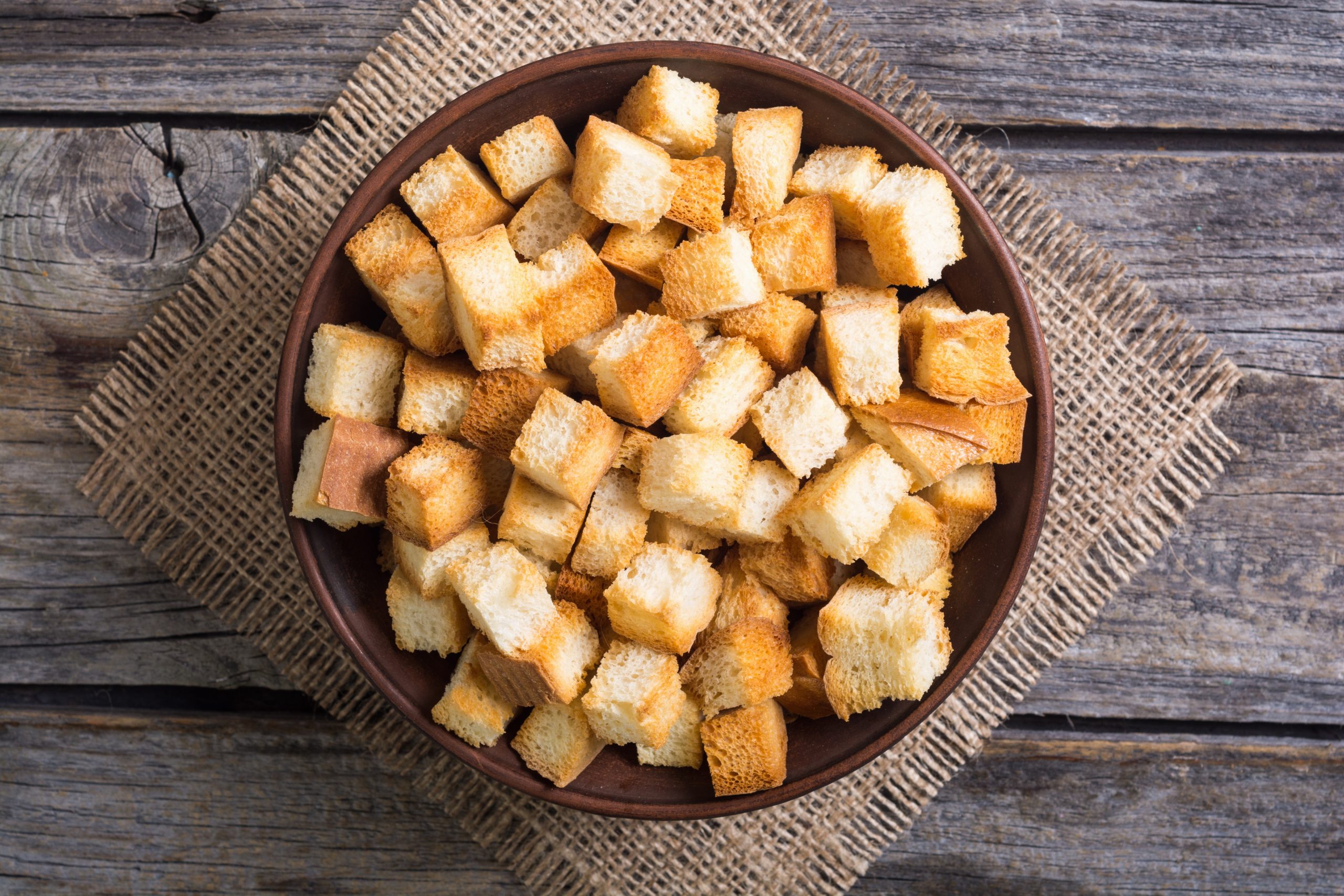 14.11. (b) krutoni stock-photo-crispy-croutons-in-bowl-food-background-773791963 Majstor amater