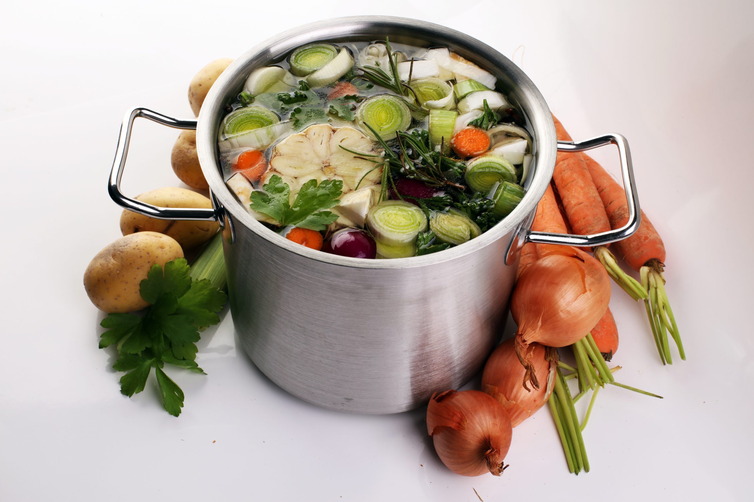 16.11. (b) Povrtni temeljac stock-photo-broth-with-carrots-onions-various-fresh-vegetables-in-a-pot-colorful-fresh-clear-spring-soup-586660760 Majstor amater
