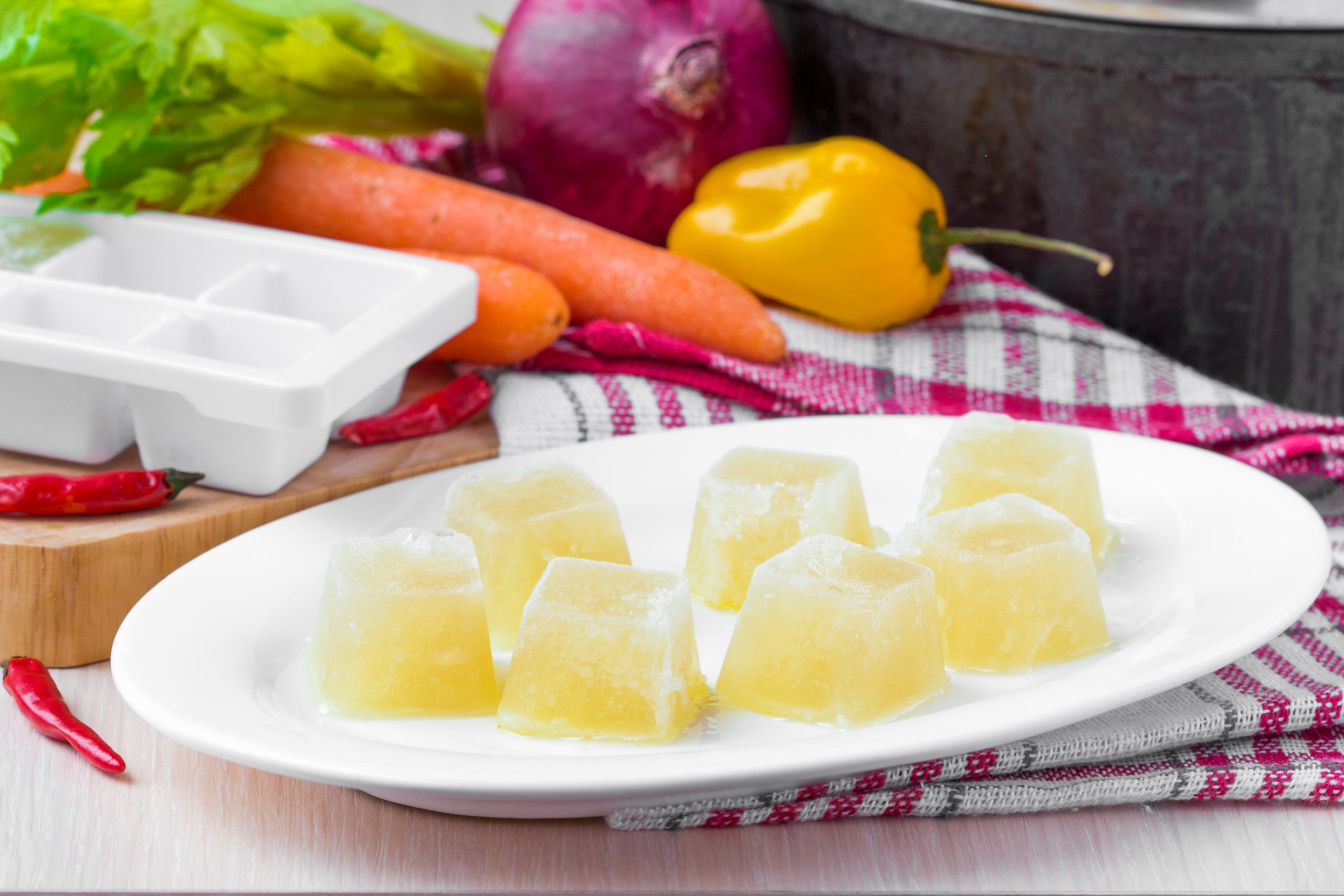 16.11. (c) Povrtni temeljac stock-photo-homemade-frozen-chicken-vegetable-broth-ice-cubes-preparation-for-future-160323449 Majstor amater