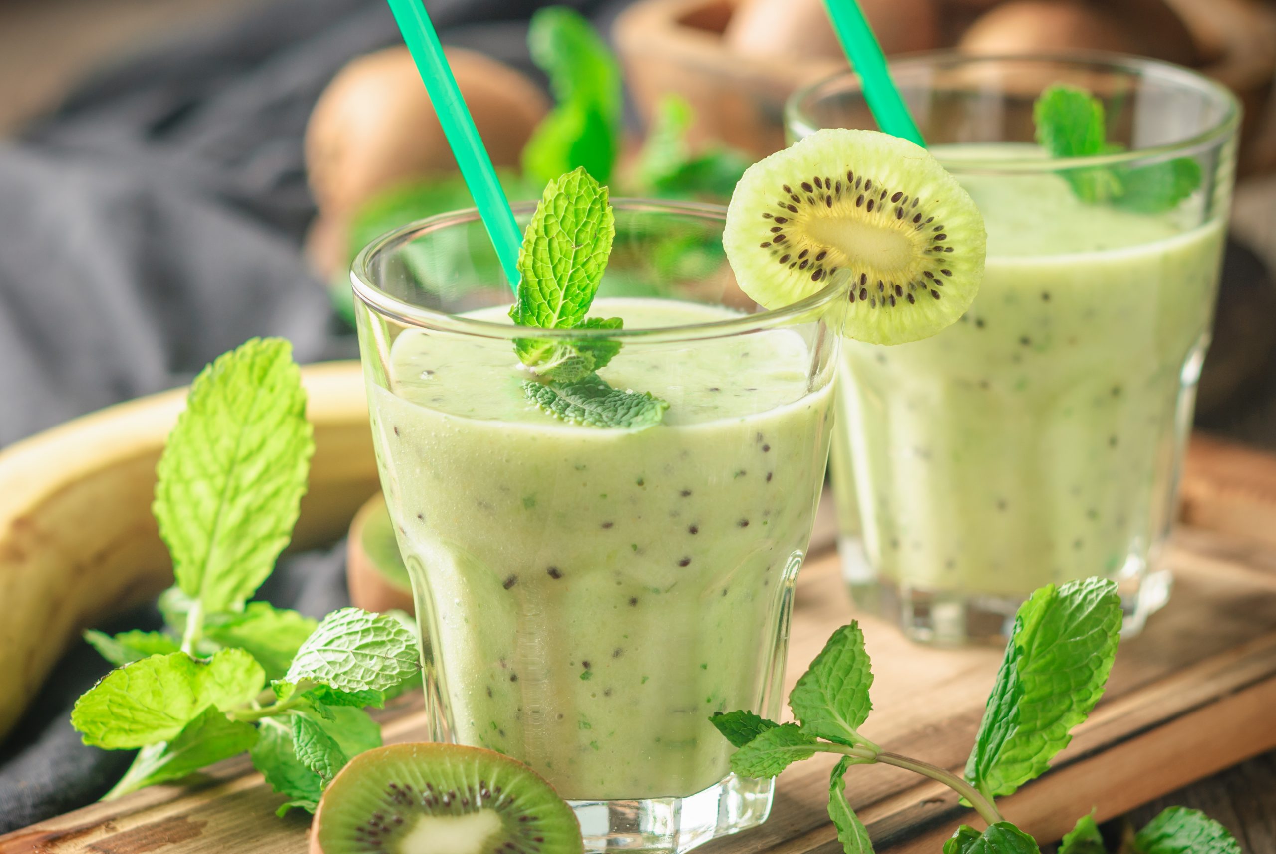 22.11. (c) Frape od banana i kivija stock-photo-fresh-homemade-kiwi-smoothies-with-banana-milk-mint-and-honey-healthy-organic-drink-on-a-wooden-565479463 Majstor amater