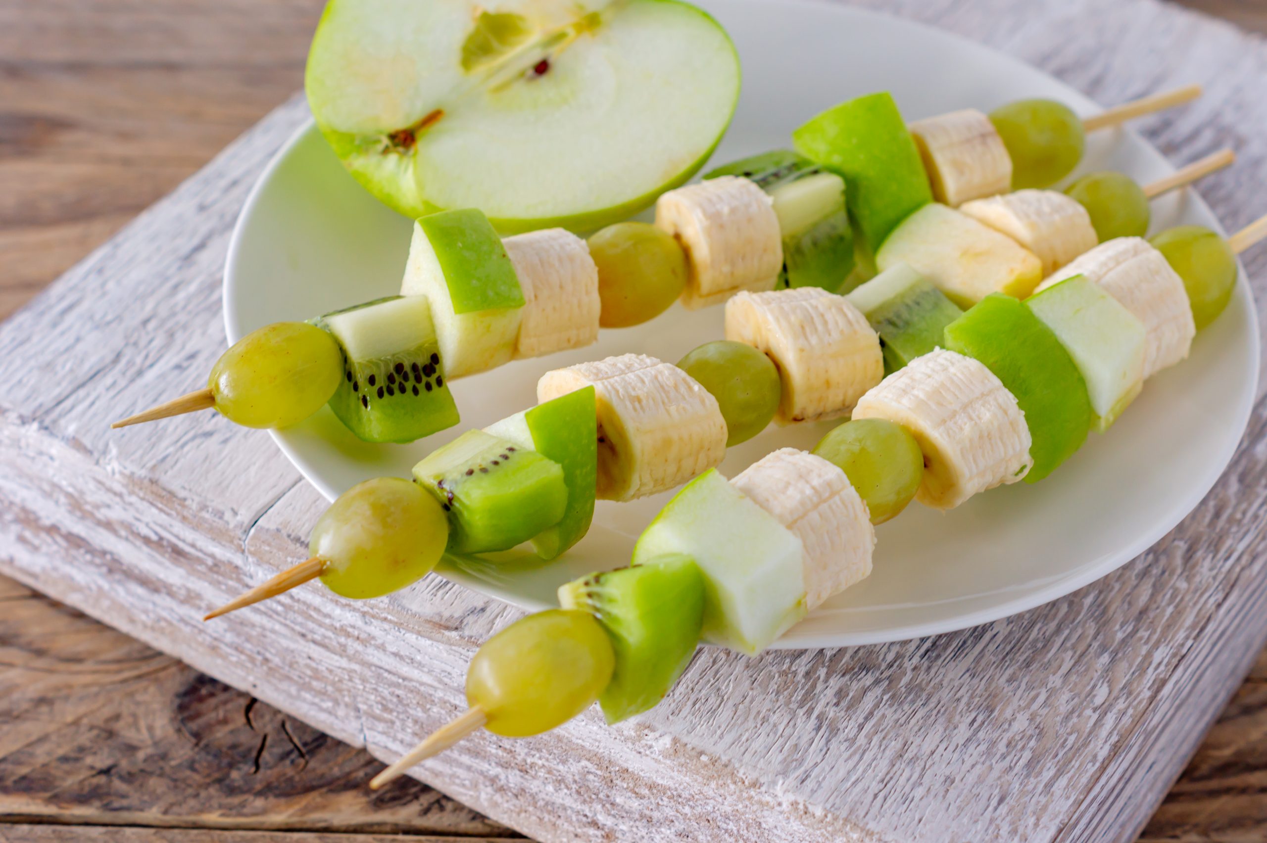 3.10. (b) Kanapei vocni stock-photo-festive-food-canape-with-fruits-on-a-plate-1871764723