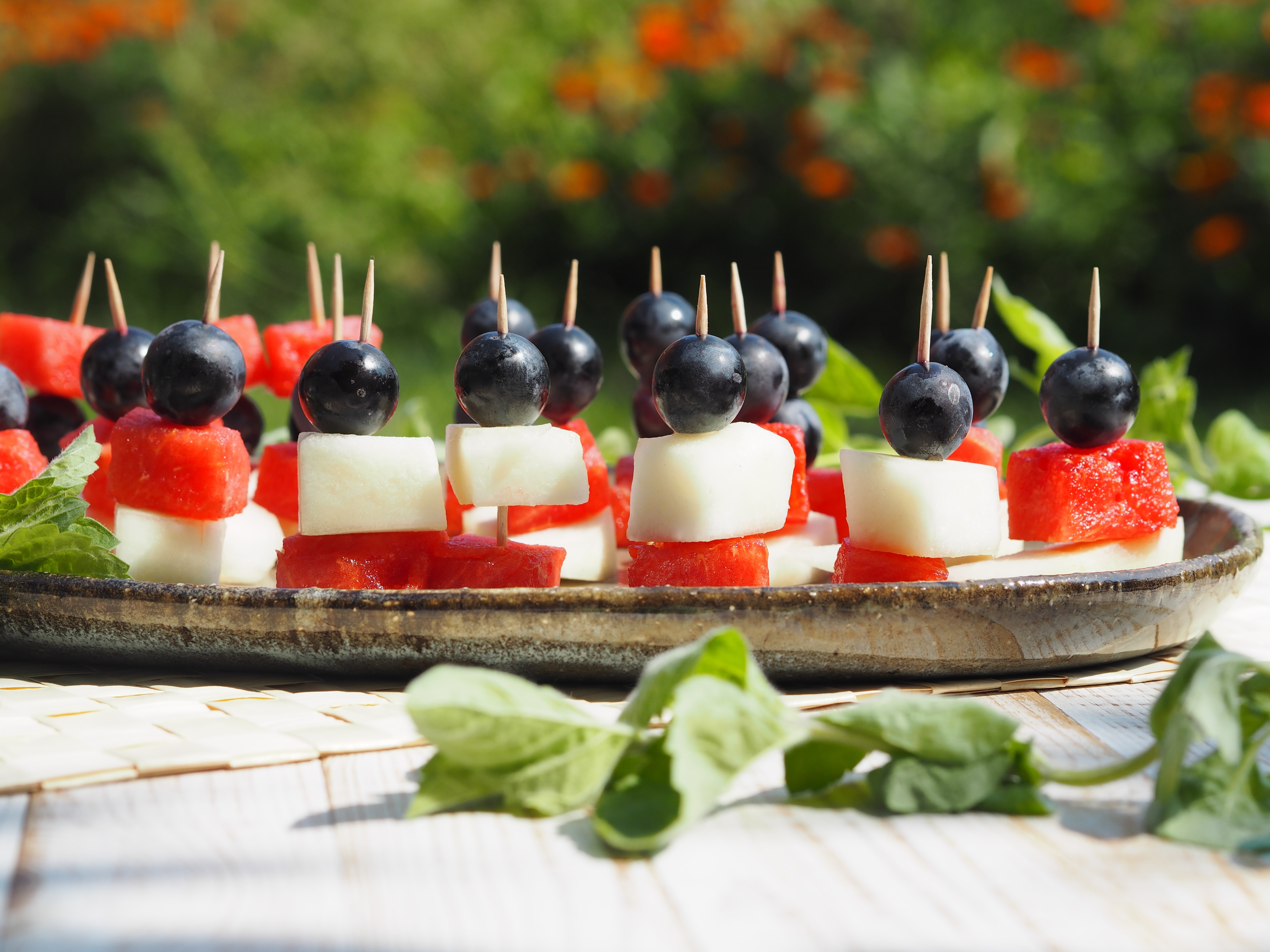 3.10. (a) Kanapei vocni stock-photo-food-background-canapes-made-from-grapes-a-slice-of-watermelon-and-melon-healthy-eating-2032060727