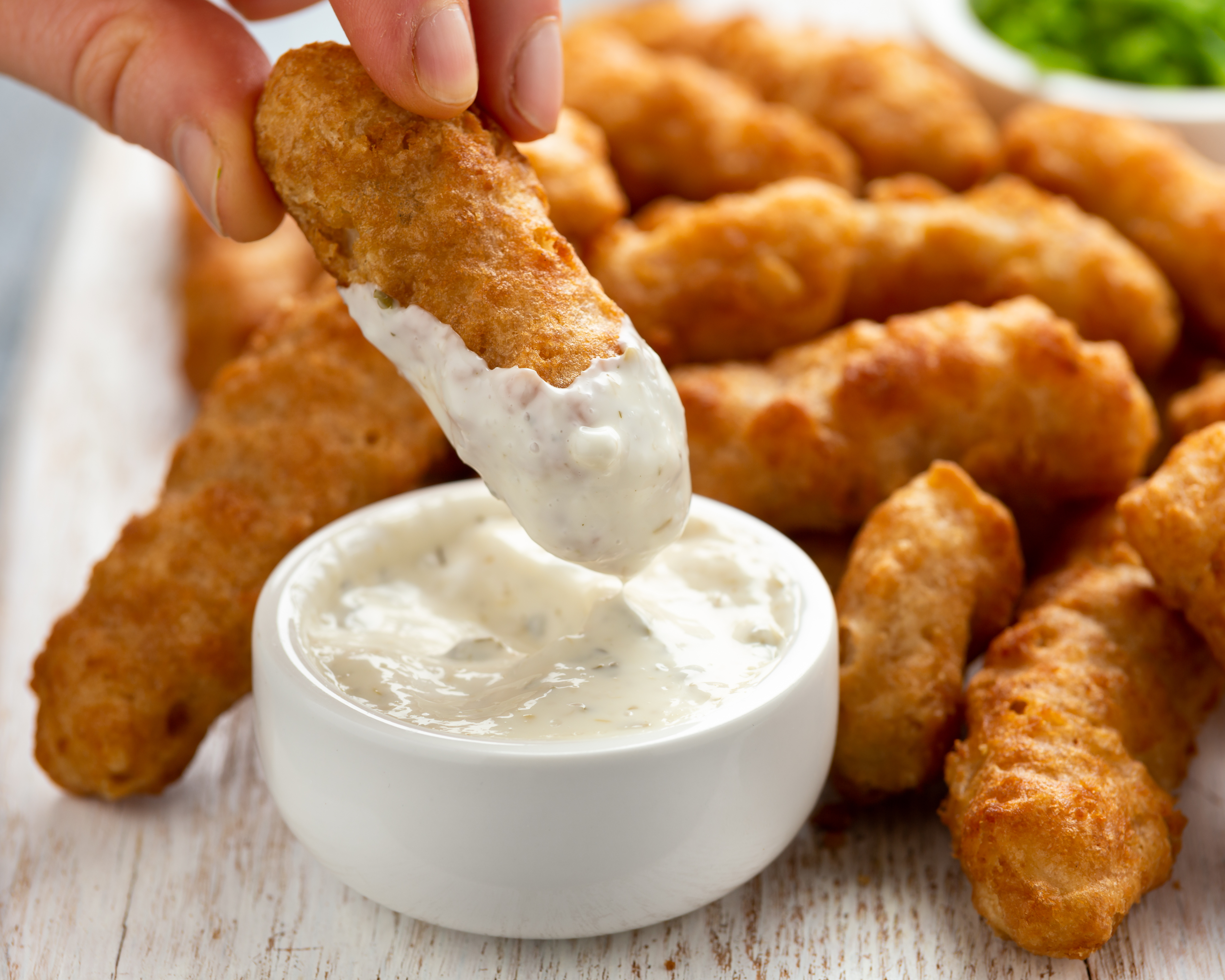 Majstor amater
4.9. (a) Smudj orli stock-photo-battered-haddock-fish-mini-fingers-with-mashed-peas-tartar-sauce-on-white-wooden-board-1890832396