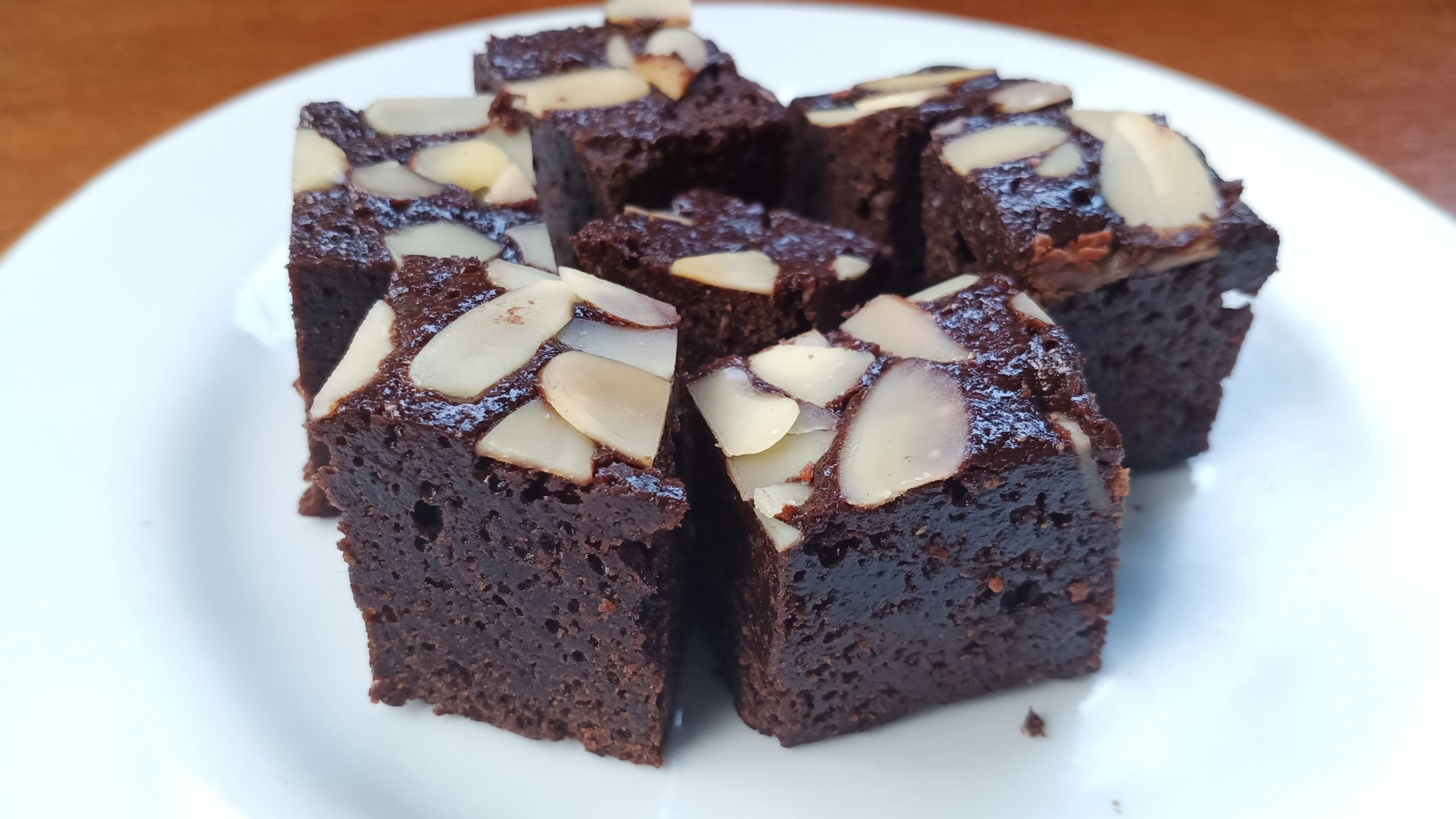 Majstor amater, kuvar amater, 9.5.21. (b) Jogurt kocke stock-photo-delicious-chocolate-brownies-isolated-on-white-plate-1373897567