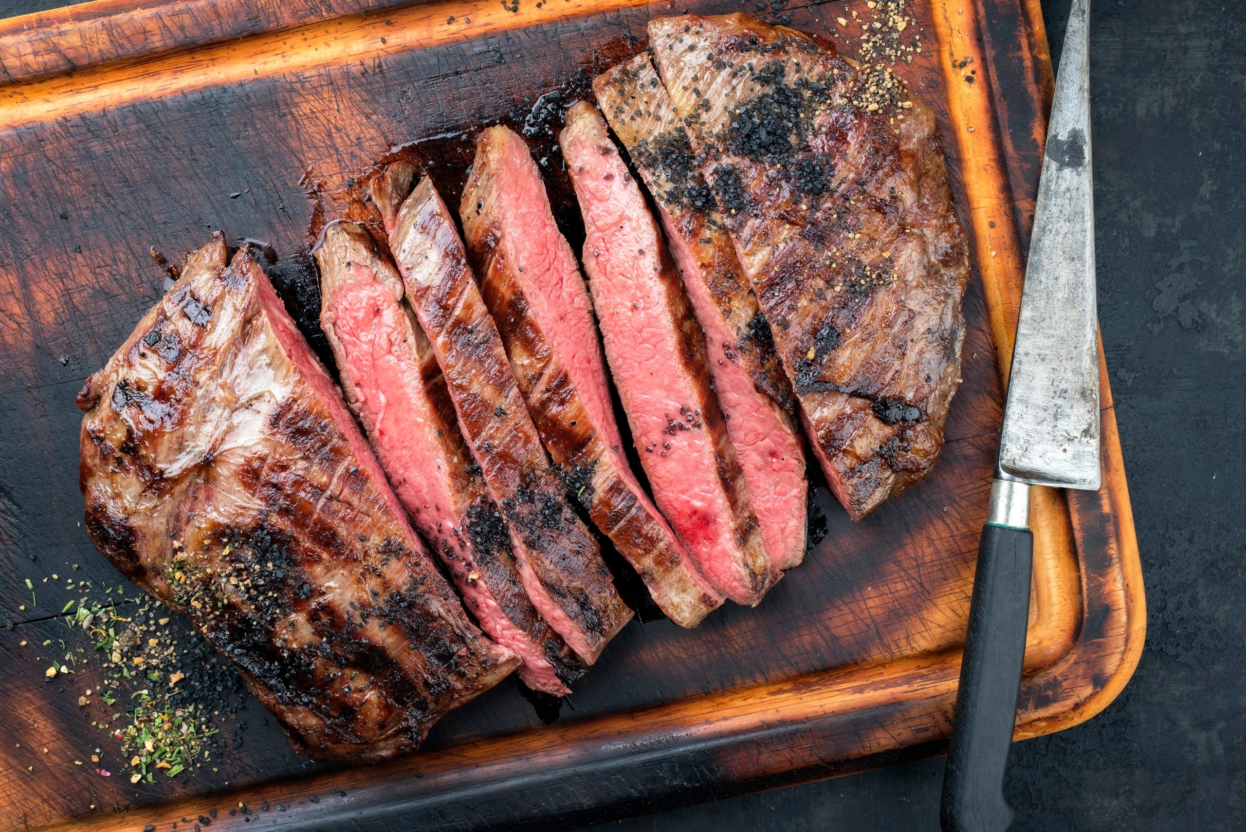 majstor amater, recept dana,1621001520-15.5.21.-Biftek-c-stock-photo-barbecue-dry-aged-wagyu-flank-steak-sliced-as-top-view-on-a-burnt-cutting-with-a-knife-1110542588-scaled.jpg