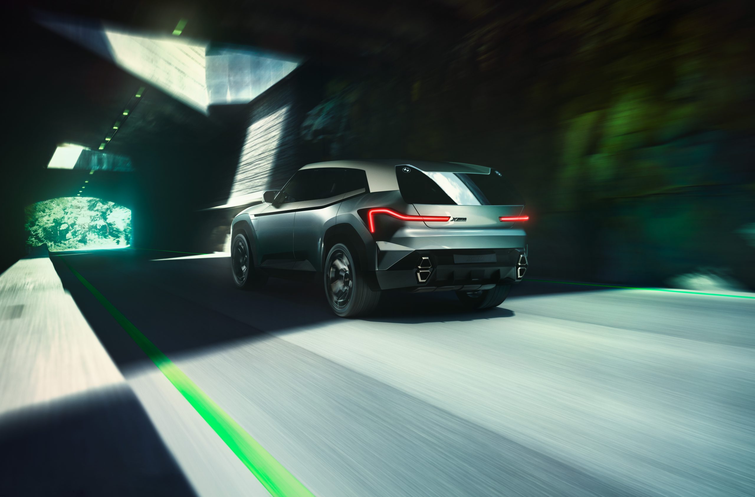 1638263882-P90445513_highRes_bmw-concept-xm-11-21-scaled.jpg