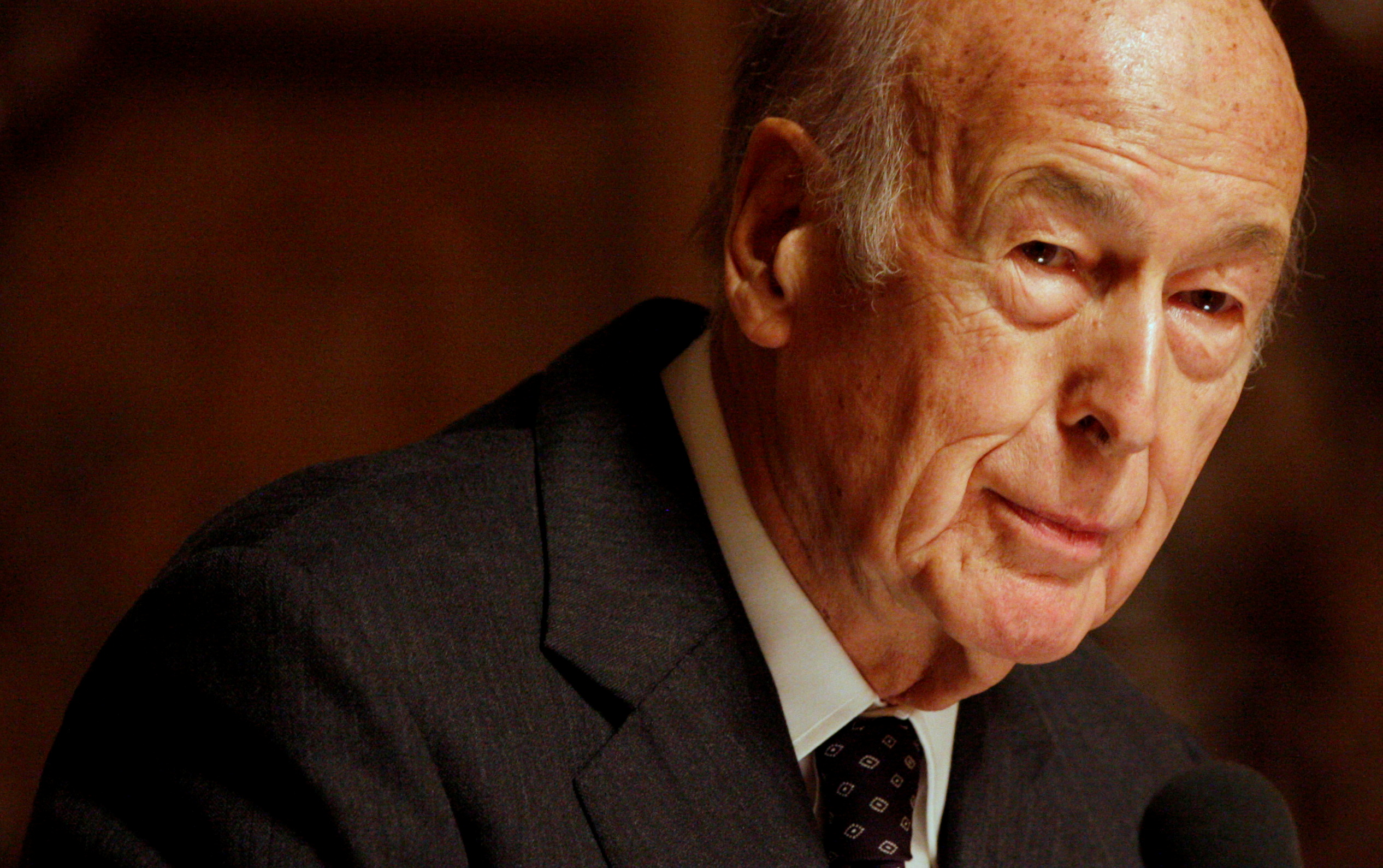FILE PHOTO: Ex-president of France, Valery Giscard d'Estaing speaks at a lecture in Hamburg February 20 2008. REUTERS/Morris Mac Matzen/File Photo