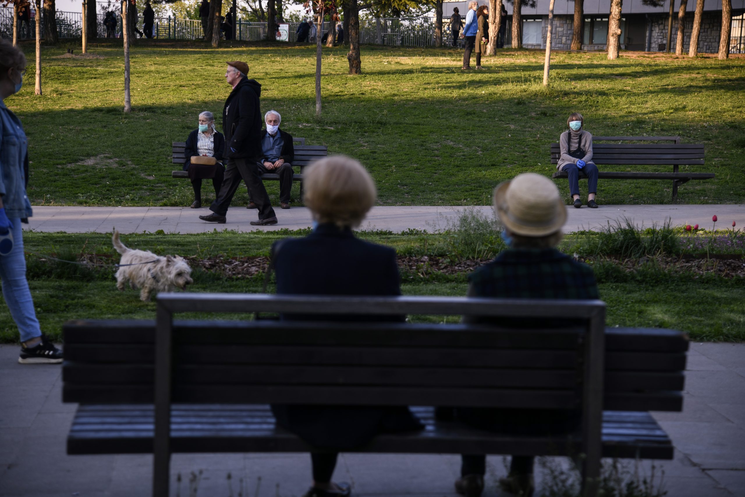 Beograd 24.04.2020. Koronavirus, penzioneri, šetnja, rekreacija, park Tašmajdan, policijski čas, zabrana kretanja Foto:Nemanja Jovanović/Nova.rs
