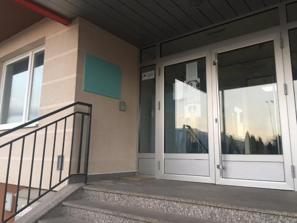 Ploča s imenom Radovana Karadžića na Studentskom domu na Palama danas je zvanično skinuta. Studentski dom, Radovan Karadžić