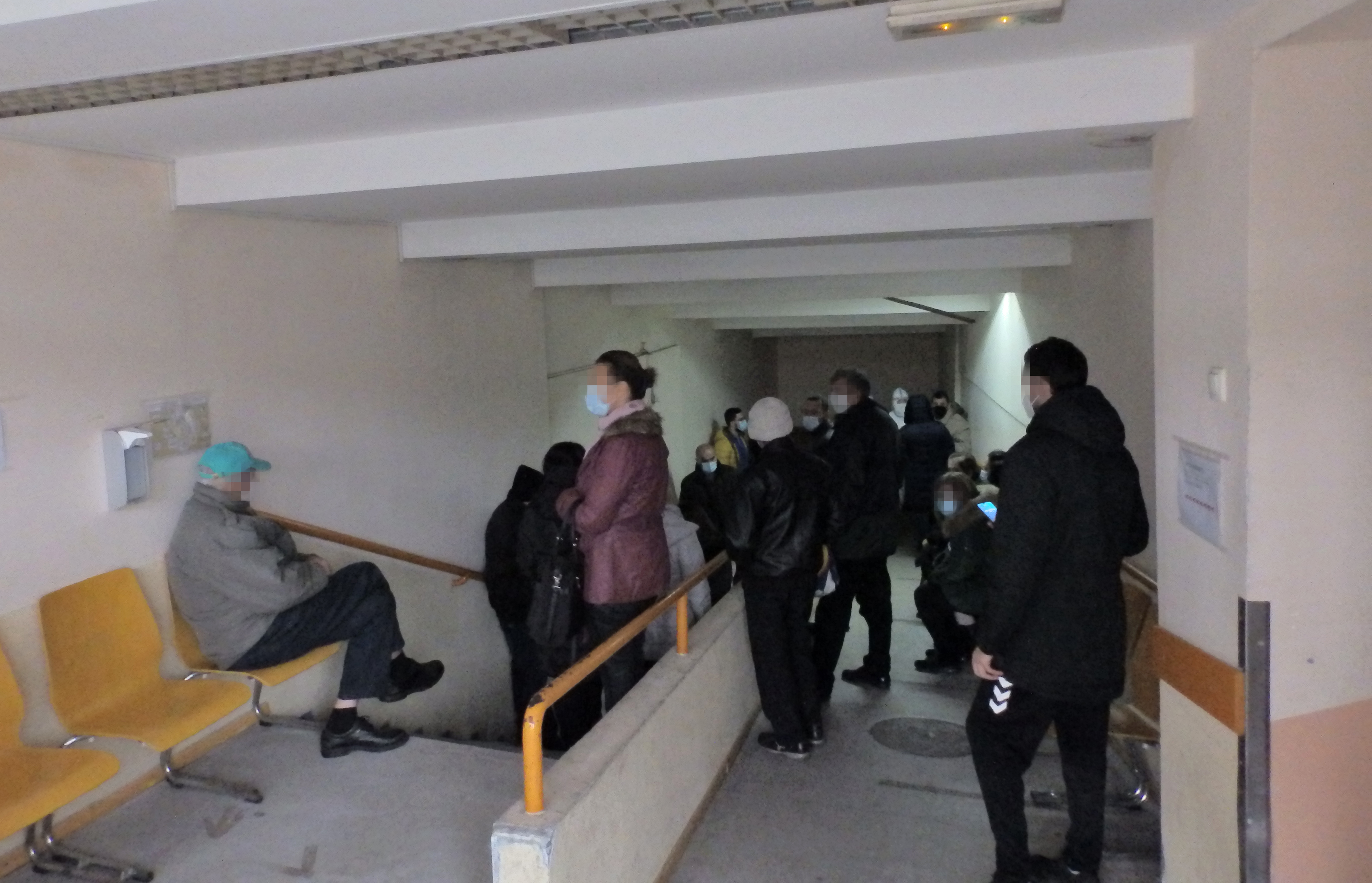 Kraljevo - Čekaju celu noć da bi predali knjižice za pregled kod infektologa