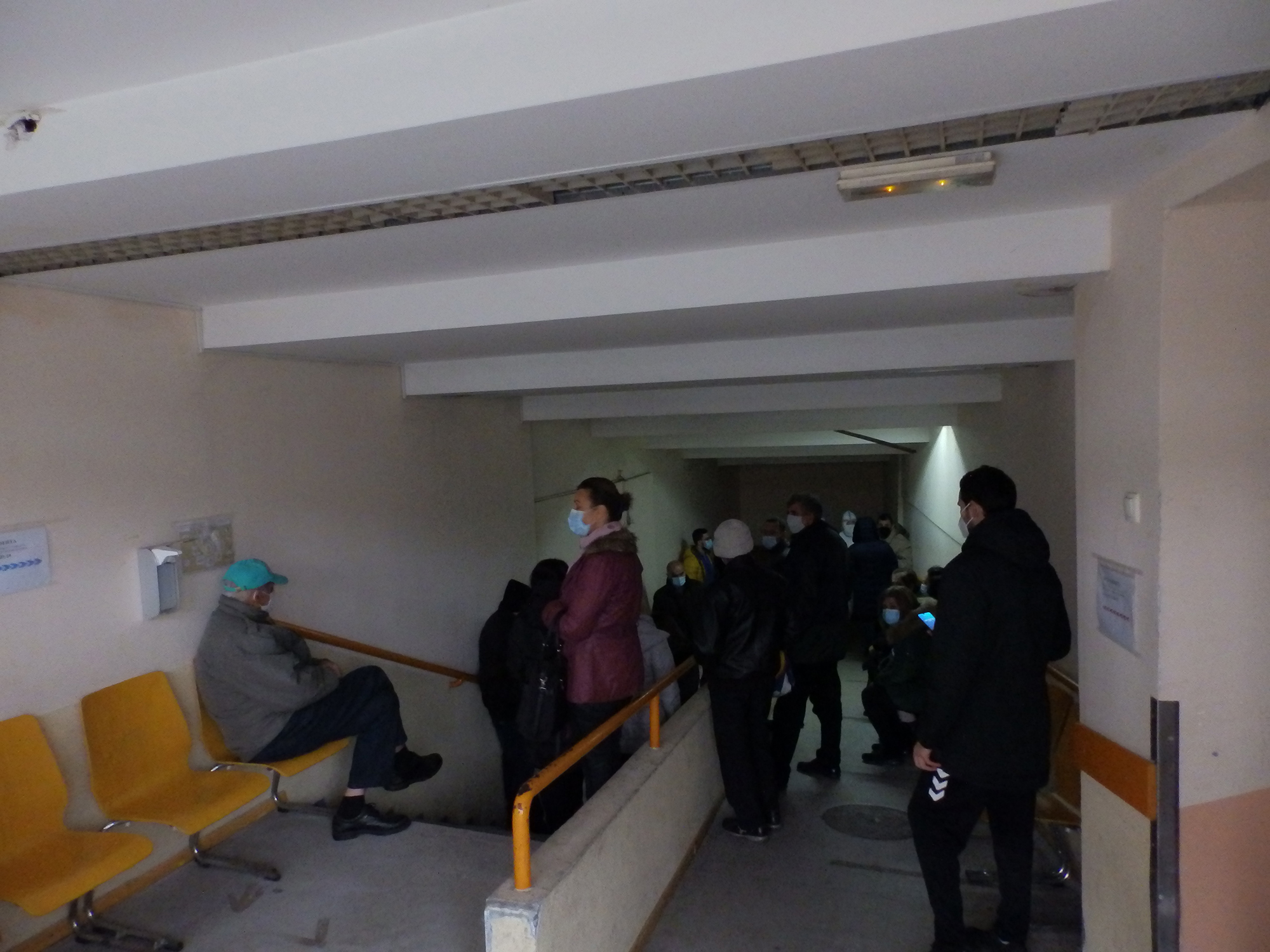 Kraljevo Kovid ambulanta Čekaju celu noć da bi predali knjižice za pregled kod infektologa