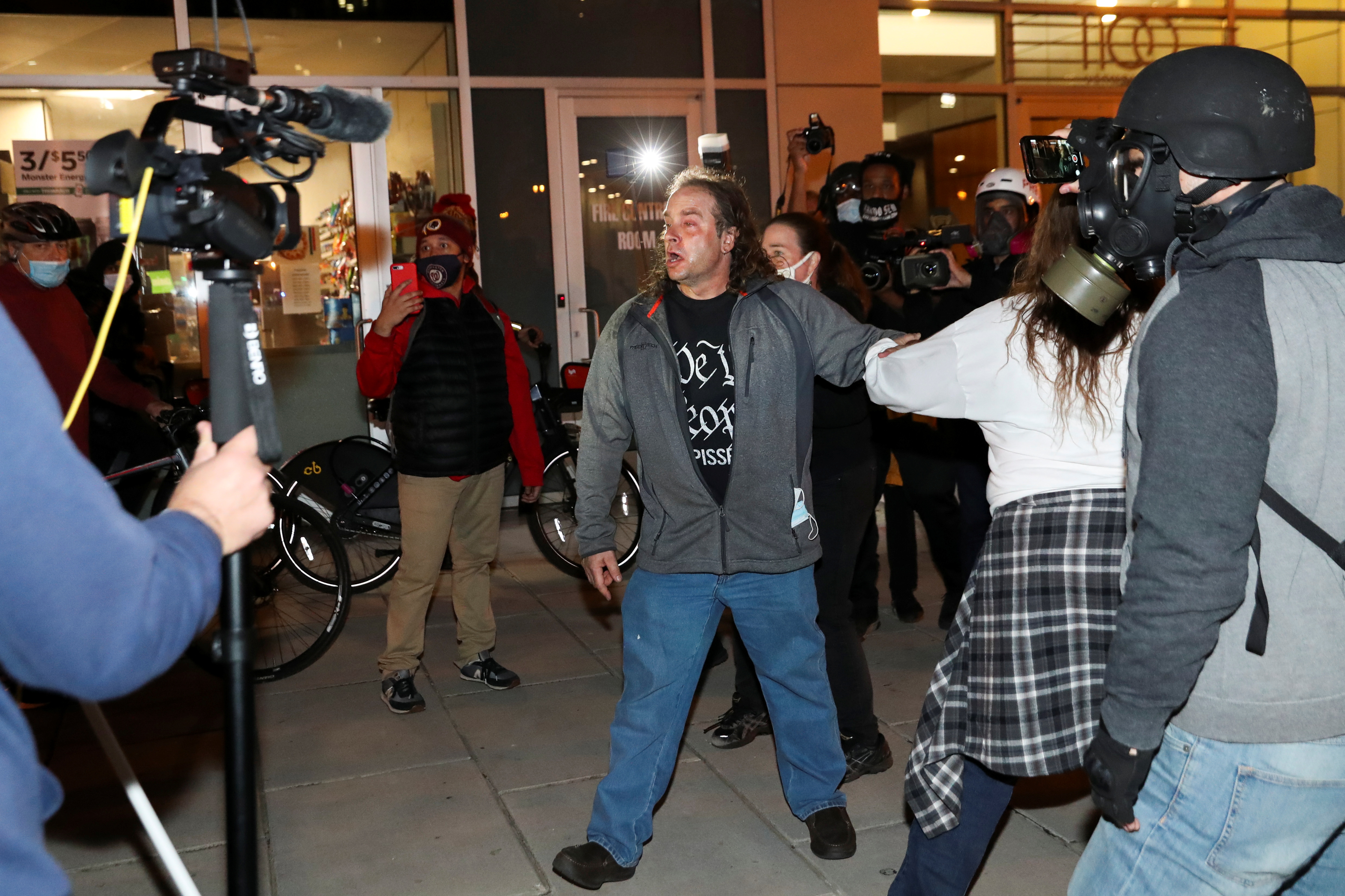 Vašington, protest
Counter protesters push two people from their march after a physical altercation during a demonstration in response to various pro-Trump rallies held throughout D.C., in Washington, U.S., December 12, 2020. REUTERS/Leah Millis