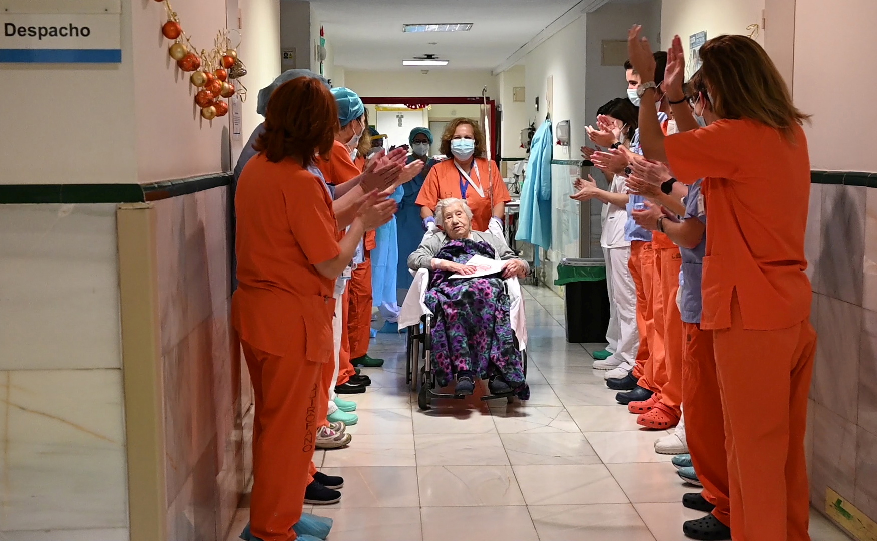 2020-12-14T174804Z_1083425102_RC25NK9GU0SP_RTRMADP_3_HEALTH-CORONAVIRUS-SPAIN-104-YEAR-OLD-RECOVERY.jpg