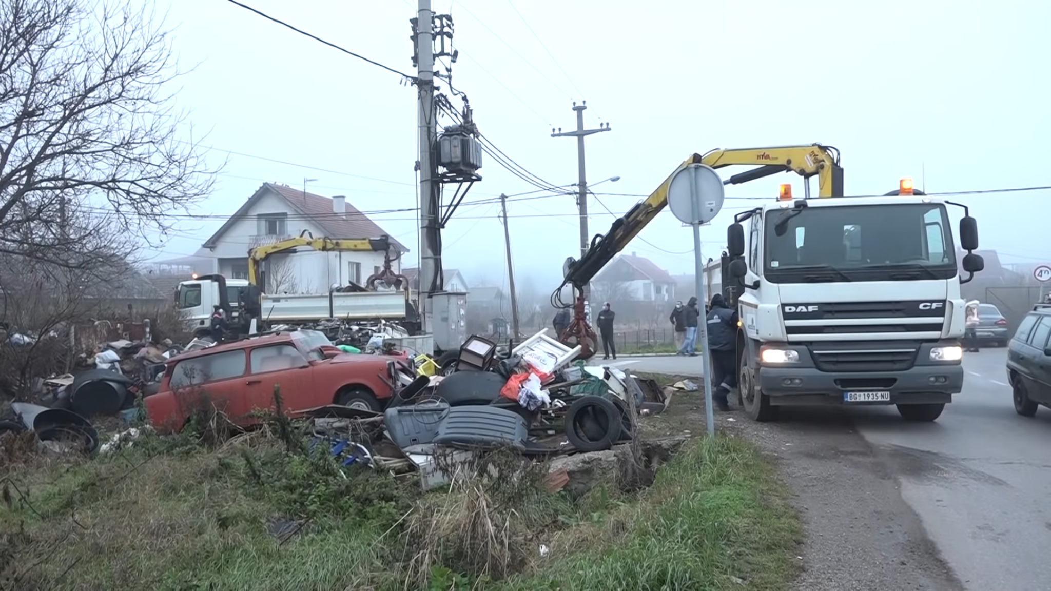 Vlasnik otpada nasrnuo na izvršitelje tokom uklanjanja otpada - YouTube - 0 18