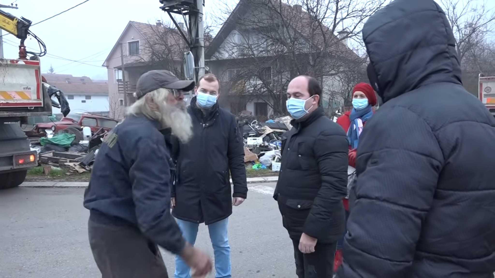 Vlasnik otpada nasrnuo na izvršitelje tokom uklanjanja otpada - YouTube - 0 18