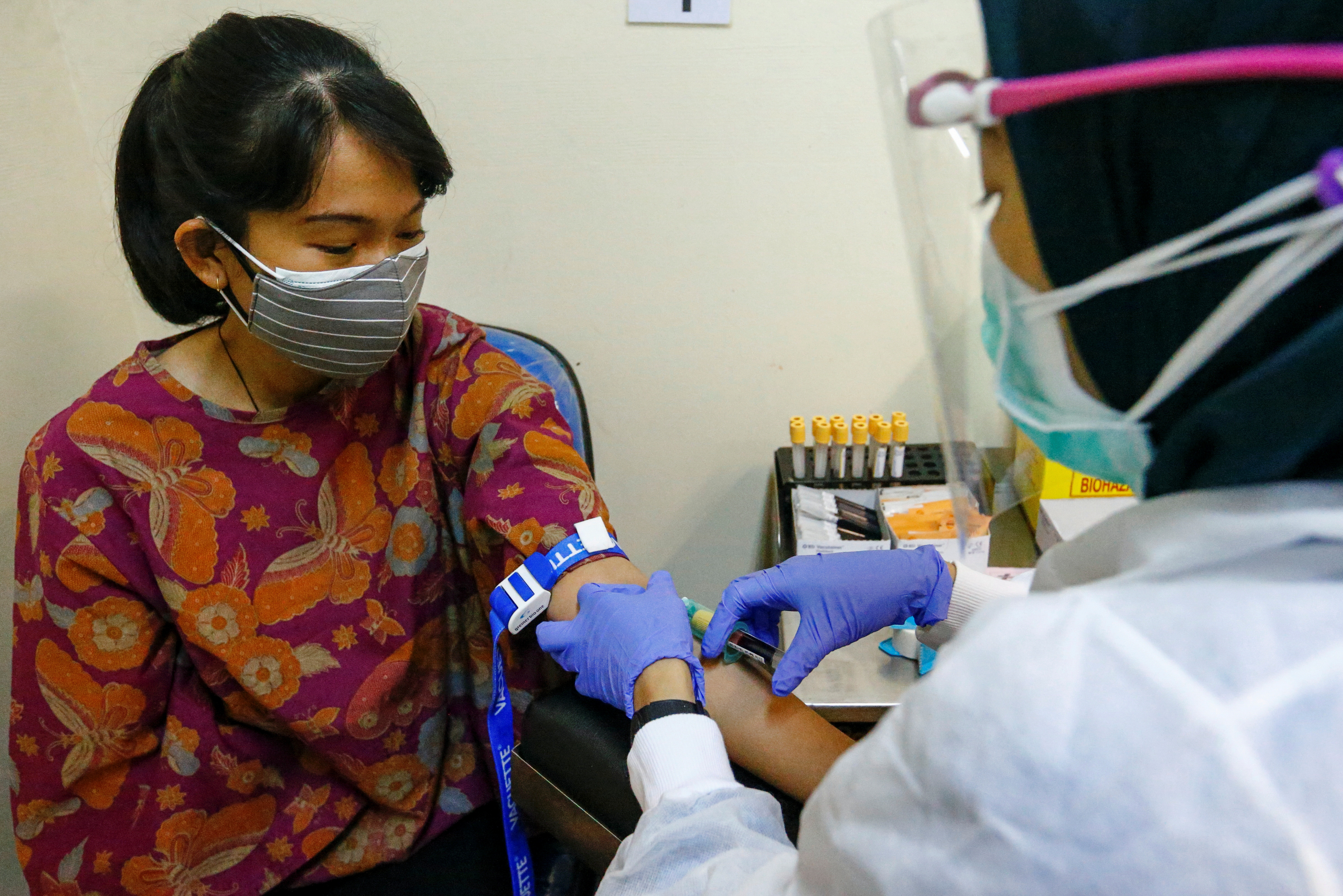Koronavirus Indonezija, A staff member takes a blood sample for a COVID-19 serological test at a Pertamina Central Hospital  amid the coronavirus disease (COVID-19) outbreak in Jakarta