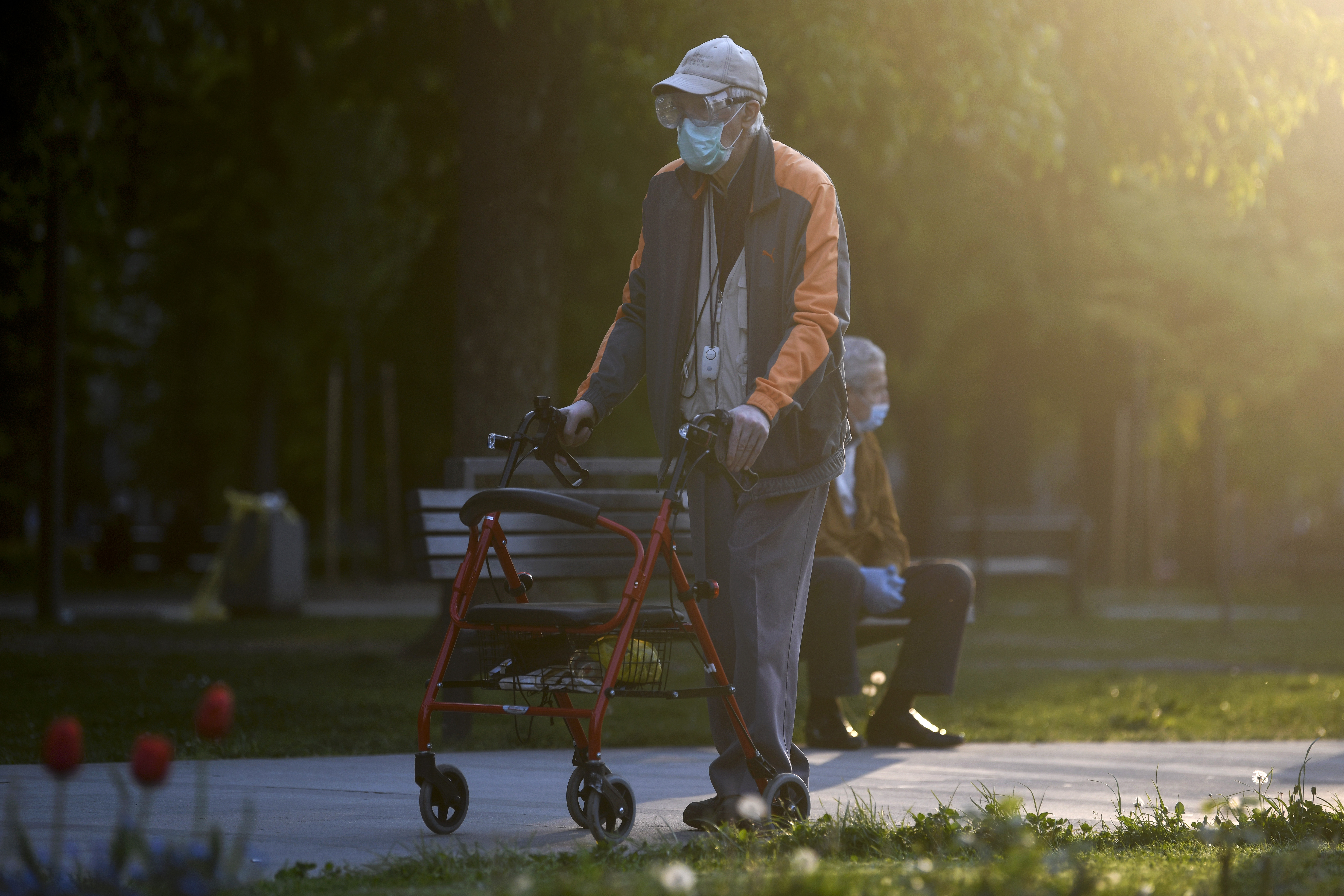 Beograd 24.04.2020. Koronavirus, penzioneri, šetnja, rekreacija, park Tašmajdan, policijski čas, zabrana kretanja Foto:Nemanja Jovanović/Nova.rs
