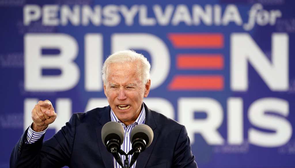 Džo Bajden
U.S. Democratic presidential candidate Joe Biden speaks during a drive-in campaign event at Dallas High School in Dallas, Pennsylvania, U.S., October 24, 2020. REUTERS/Kevin Lamarque