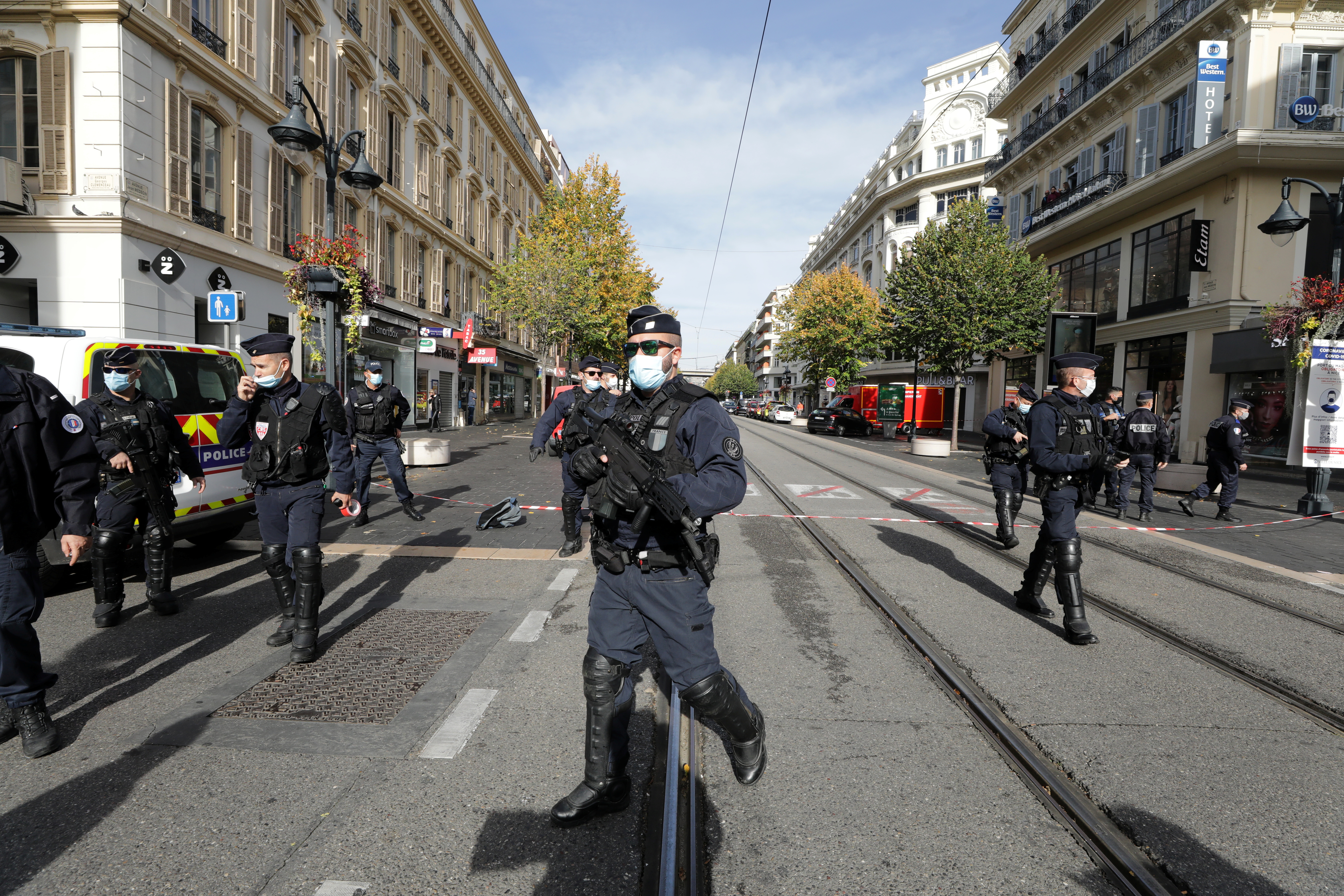 Nica, napad nožem, nož, Notr Dam
Security forces guard the area after a reported knife attack at Notre Dame church in Nice, France, October 29, 2020. REUTERS/Eric Gaillard