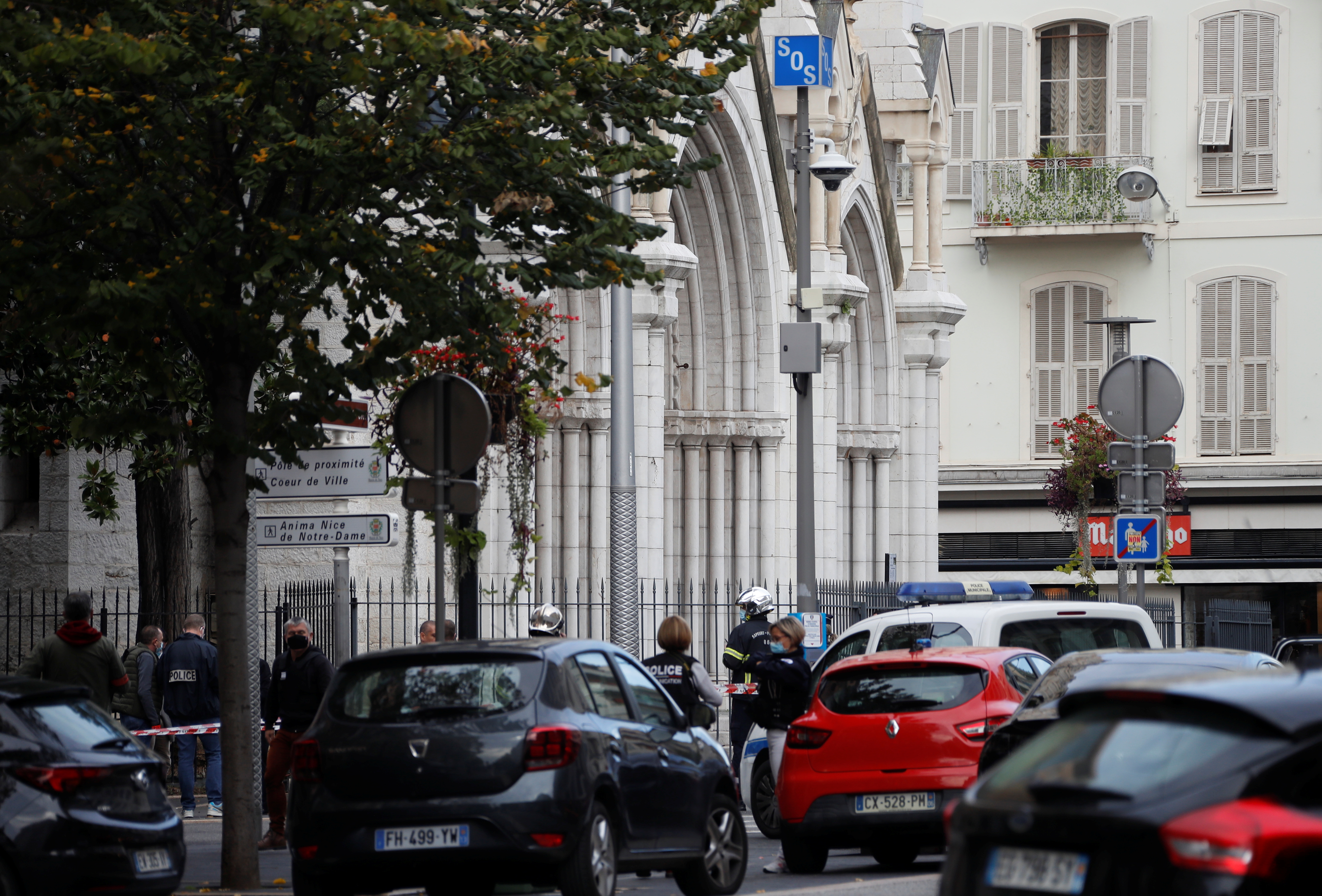 Nica, napad nožem, nož, Notr Dam
Police officers secure the area after a reported knife attack at Notre Dame church in Nice, France, October 29, 2020. REUTERS/Eric Gaillard