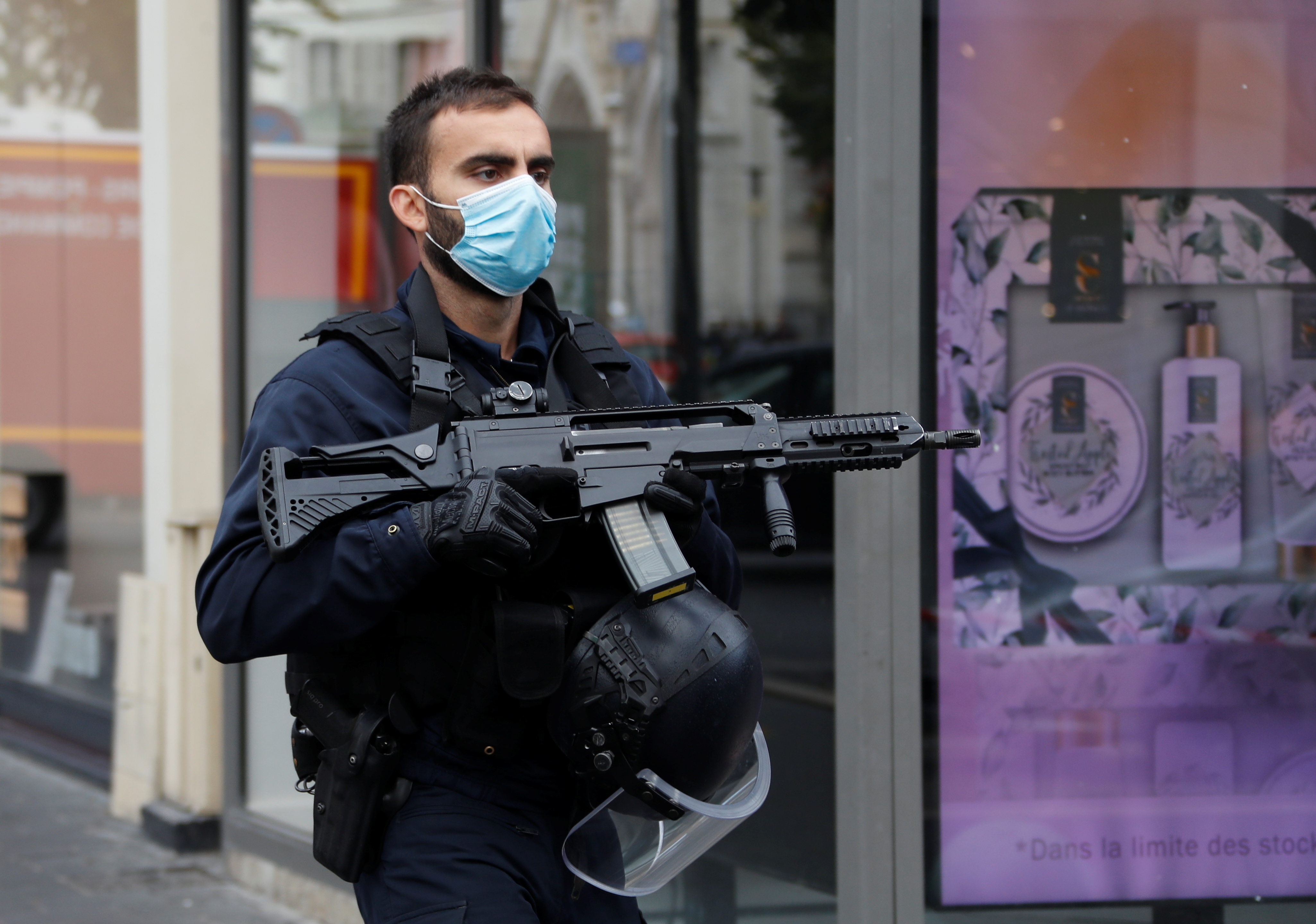 Nica, napad nožem, nož, Notr Dam
A security officer secures the area after a reported knife attack at Notre Dame church in Nice, France, October 29, 2020. REUTERS/Eric Gaillard