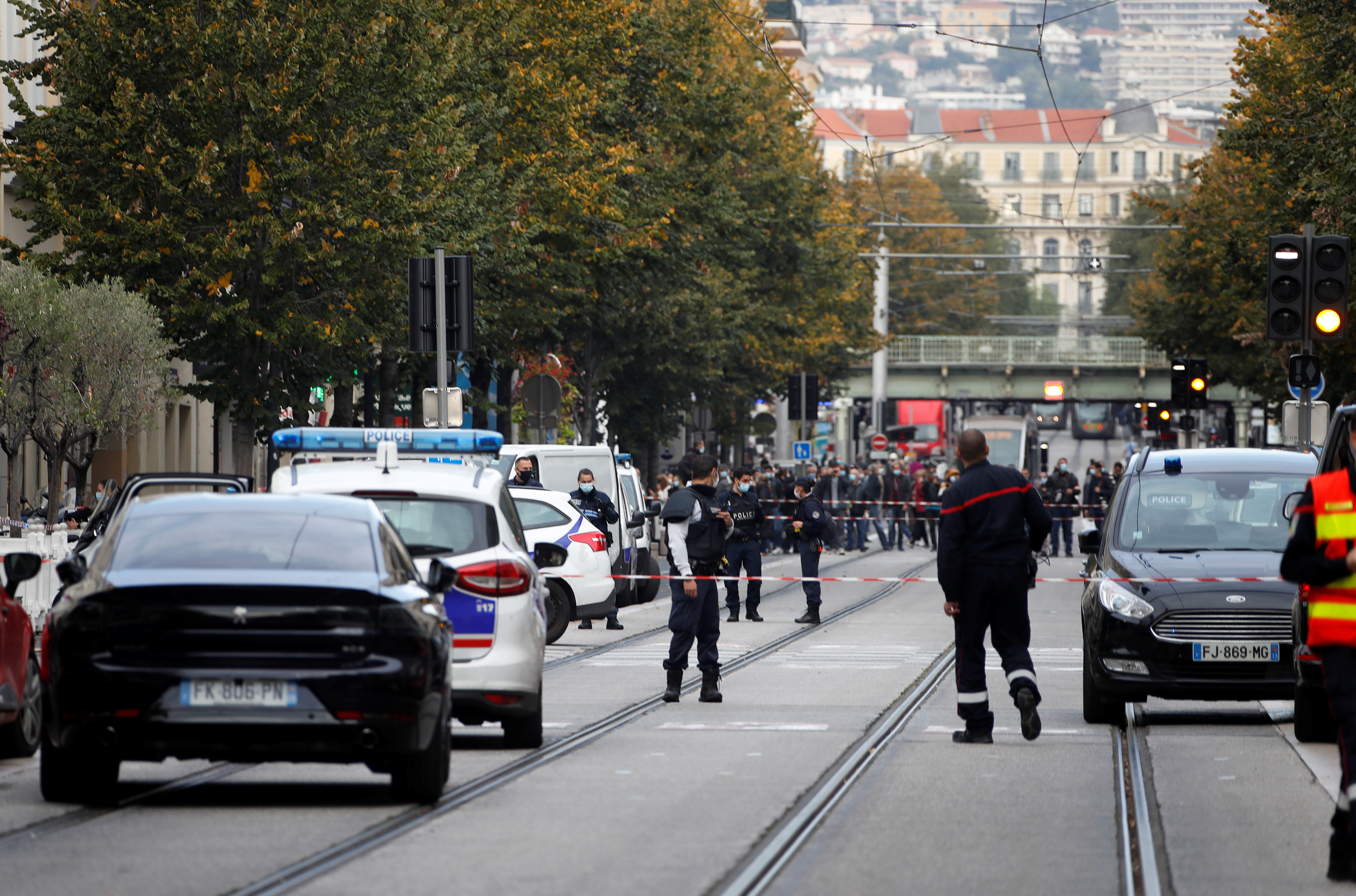 Nica, napad nožem, nož, Notr Dam
Police officers secure the area after a reported knife attack at Notre Dame church in Nice, France, October 29, 2020. REUTERS/Eric Gaillard