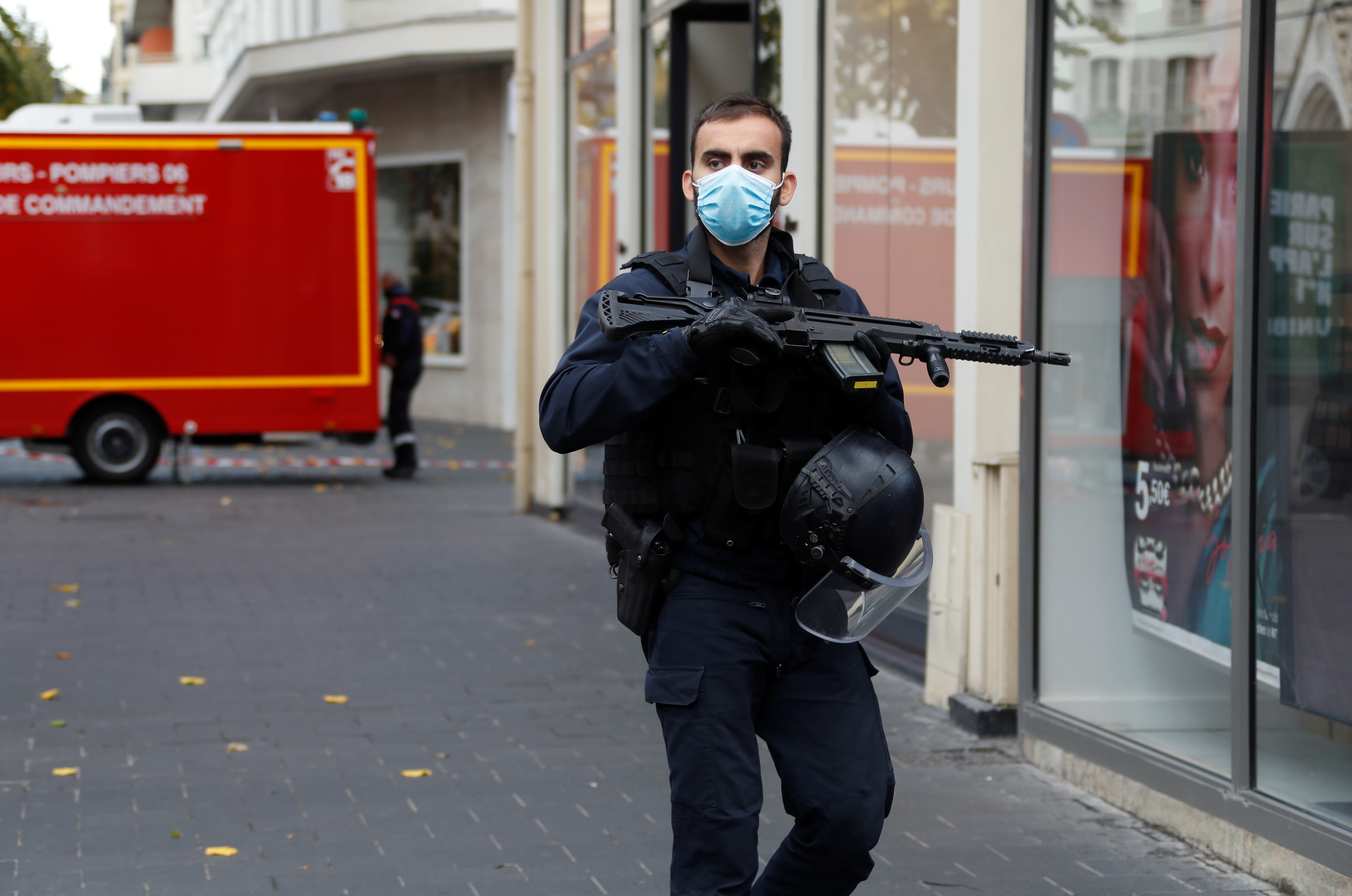 Nica, napad nožem, nož, Notr Dam
A security officer secures the area after a reported knife attack near Notre Dame church in Nice, France, October 29, 2020. REUTERS/Eric Gaillard