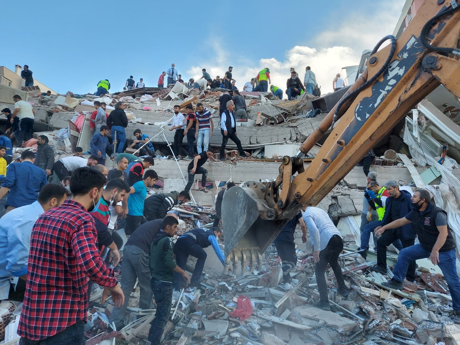 Locals and officials search for survivers at a collapsed building in Izmir