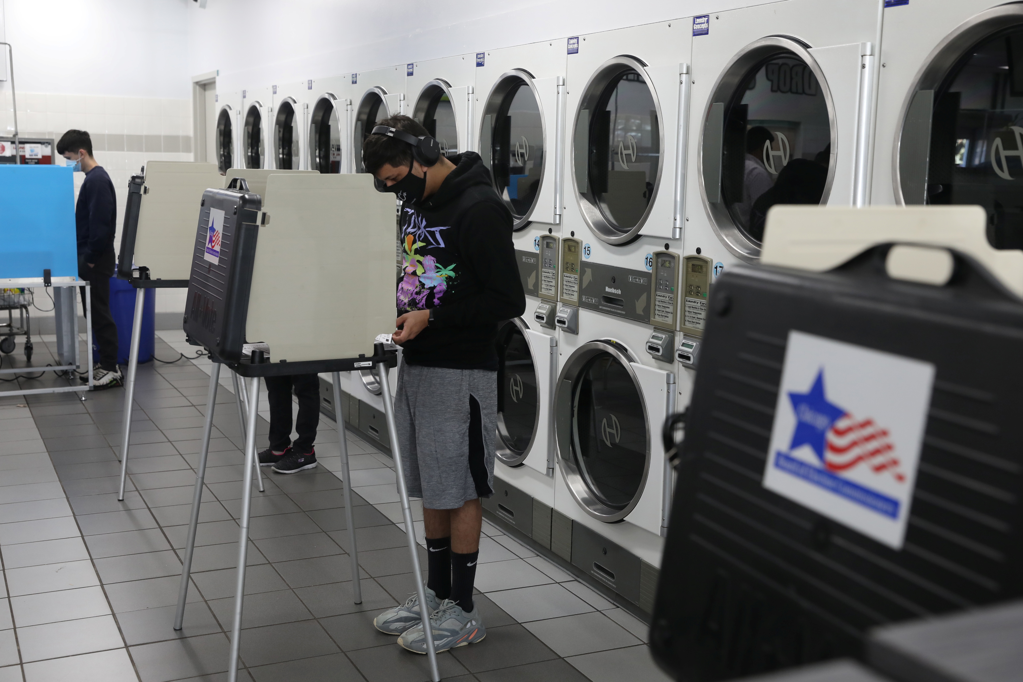 Voters fill out their ballots at a polling station in Su Nueva Lavanderia on Election Day in Chicago, Illinois, U.S. November 3, 2020.  REUTERS/Daniel Acker