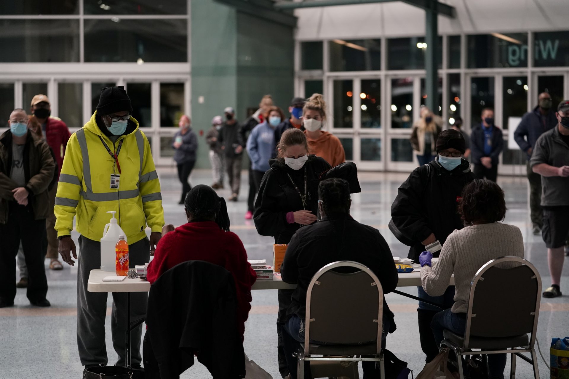 Voters arrive to cast their ballots at the Kentucky Exposition Center during the election in Louisville, Kentucky, U.S. November 3, 2020.  REUTERS/Bryan Woolston